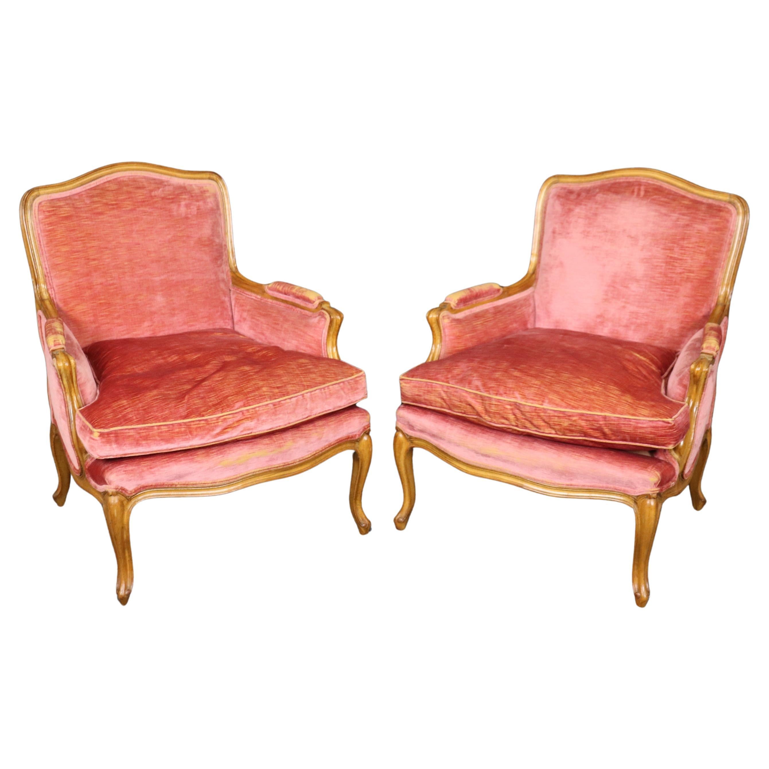 Feines Paar leicht abgenutzter französischer Nussbaum-Louis-XV-Bergere-Stühle aus rotem Samt 