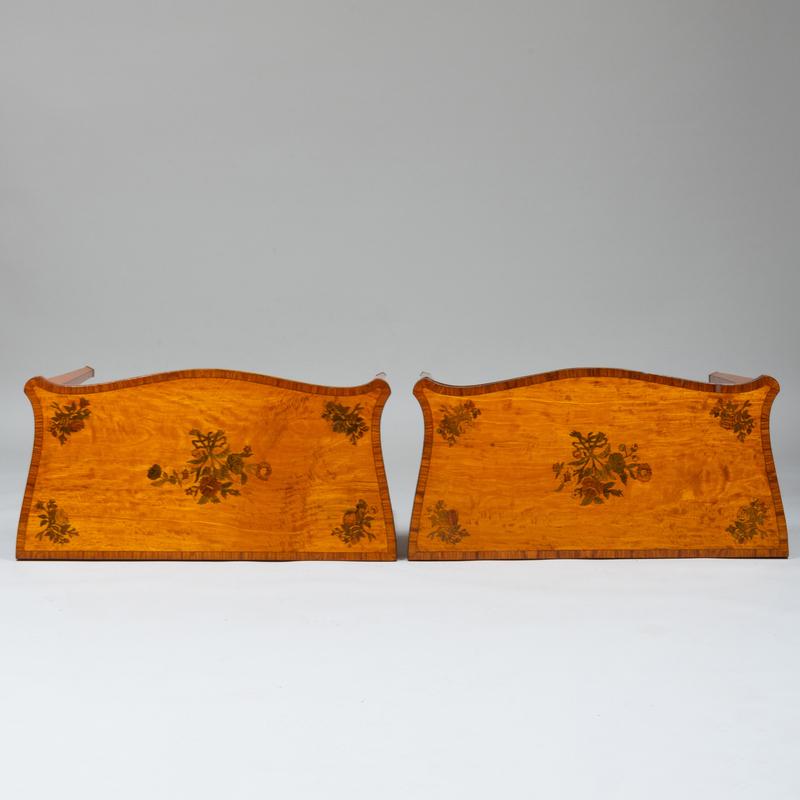 Feines Paar Spieltische mit Serpentinenfront aus Satinholz und Tulpenholz mit Intarsienarbeiten aus George III.
Die floralen Intarsien sind aus späterer Zeit. Die mit Scharnieren versehenen Abdeckungen öffnen sich zu einer mit Leder ausgekleideten