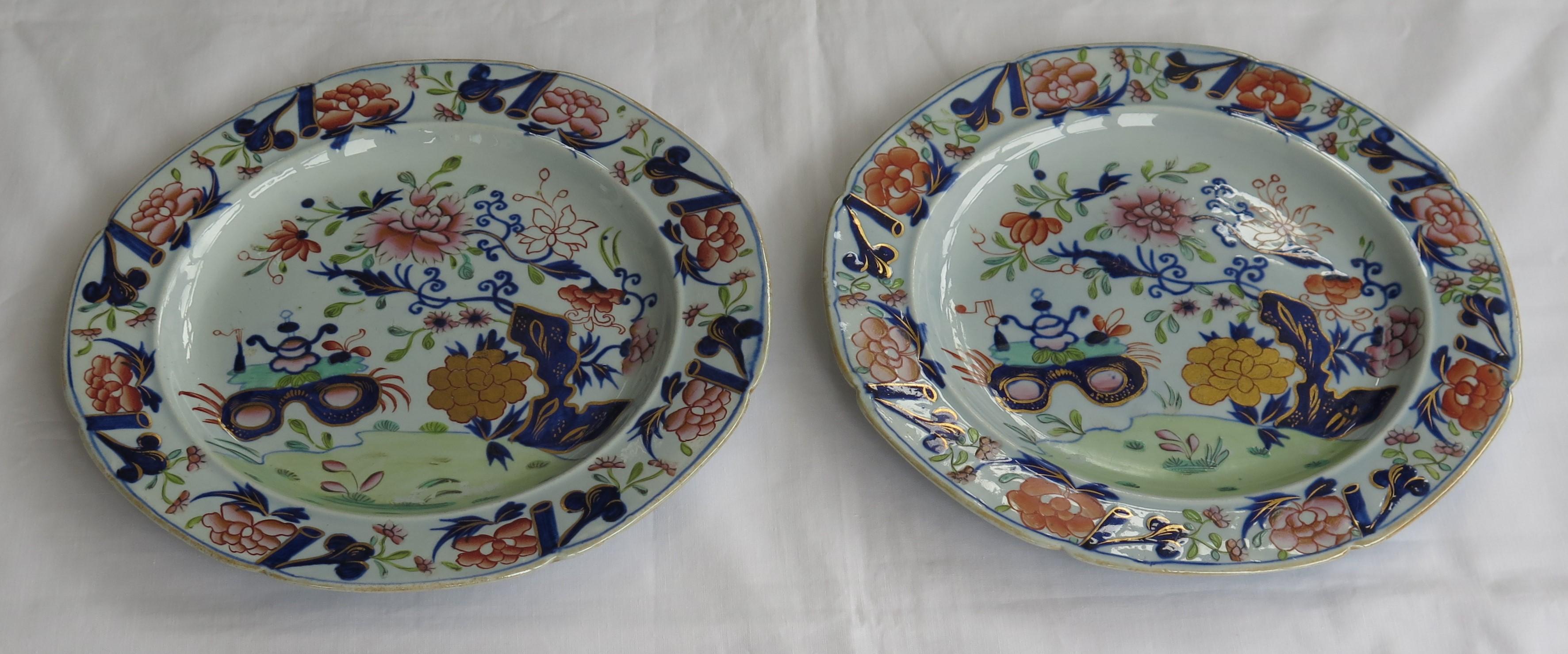 English Fine Pair of Georgian Mason's Dinner Plates in Small Vase, Flowers and Rocks Ptn