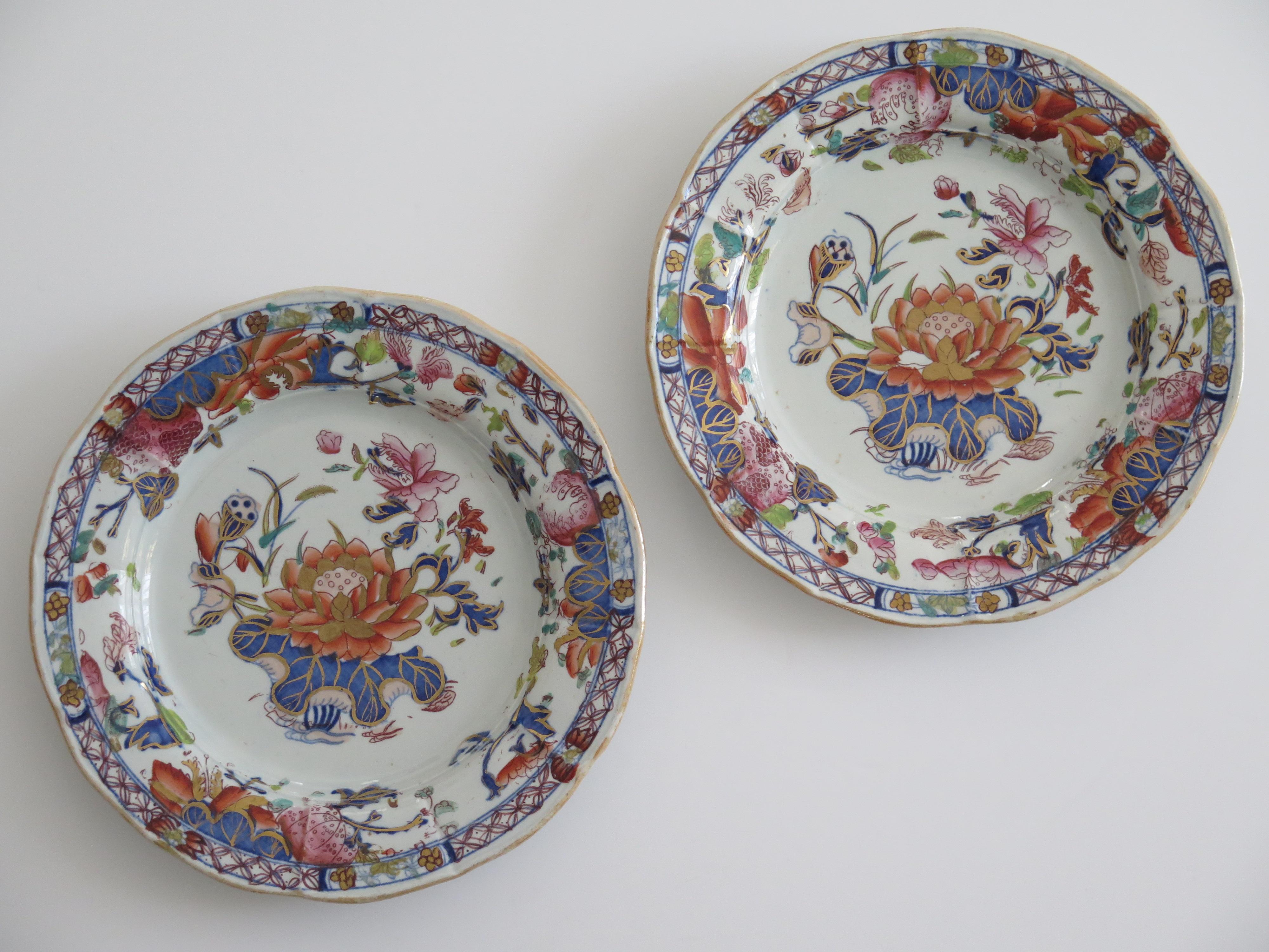 Si tratta di un'ottima COPPIA di piatti da deserto in ceramica Mason's Ironstone con il motivo molto decorativo delle ninfee, prodotti dalla fabbrica Mason's di Lane's Delph, Staffordshire, Inghilterra, intorno al 1813-1820.

I piatti sono circolari