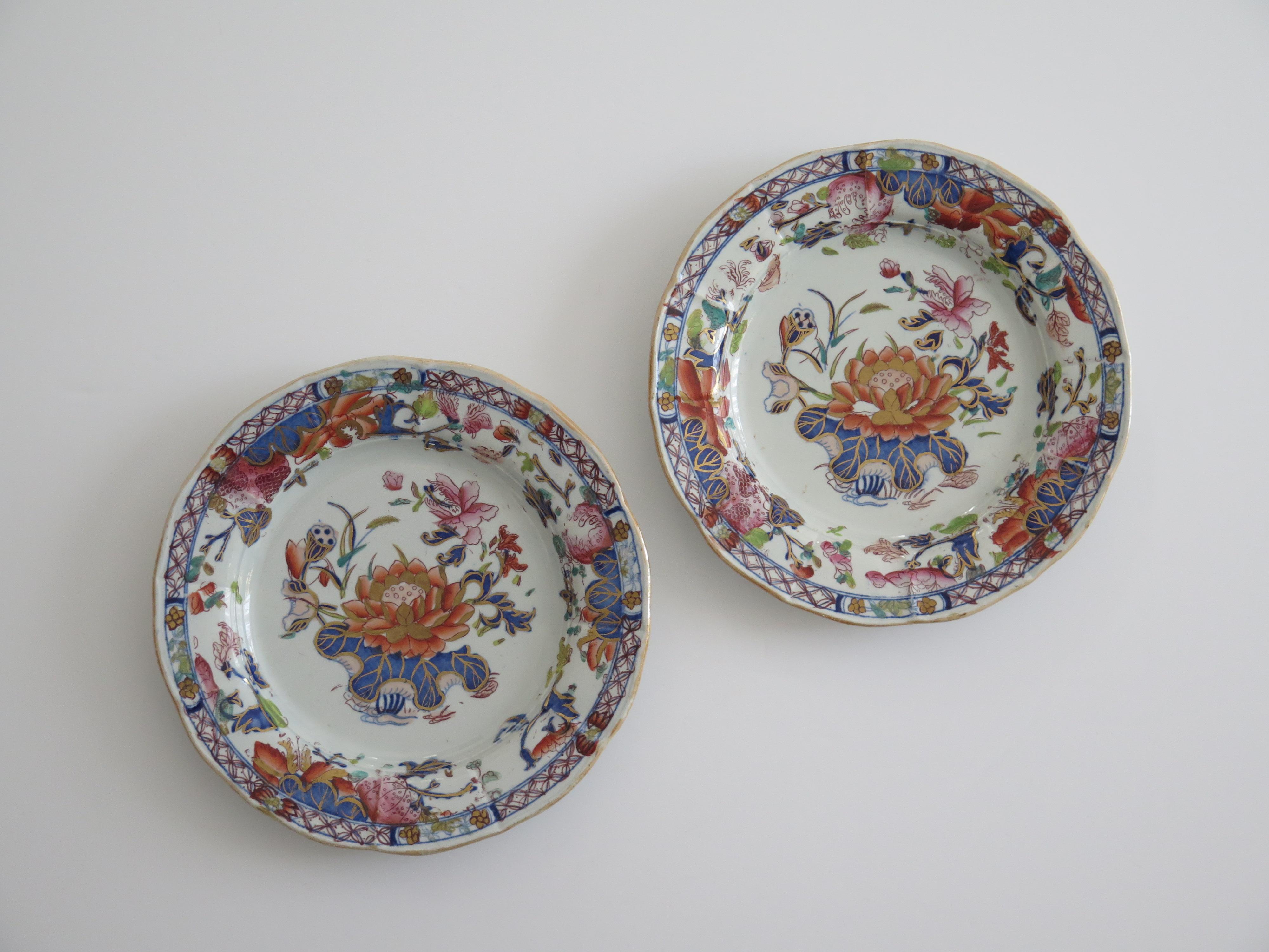 Cineserie Bella COPPIA di piatti georgiani Mason's Ironstone con motivo a giglio d'acqua, circa 1818 in vendita