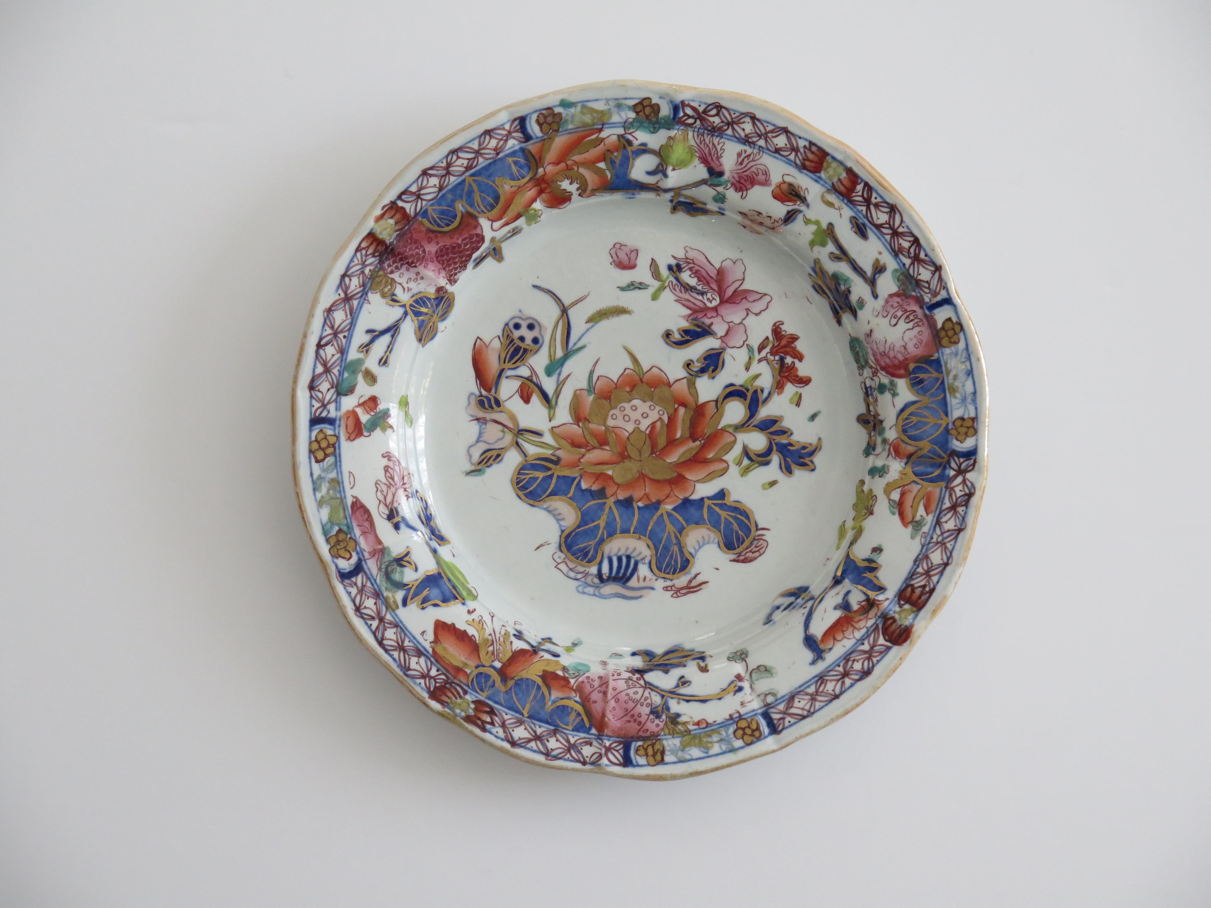 XIX secolo Bella COPPIA di piatti georgiani Mason's Ironstone con motivo a giglio d'acqua, circa 1818 in vendita