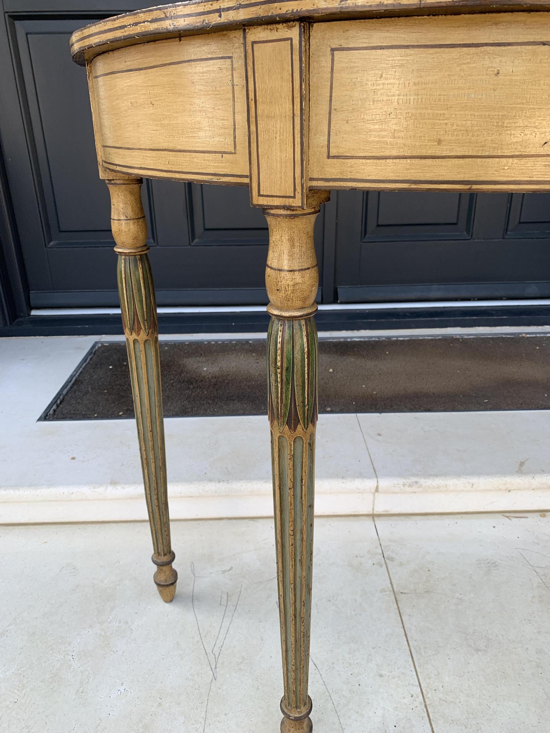 Legno Raffinata coppia di tavoli da molo Demilune dipinti in stile georgiano in vendita