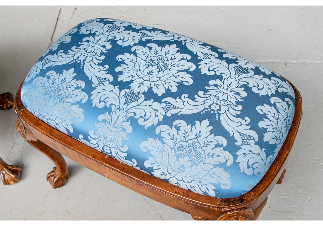 Georgien Paire de bancs anciens de style géorgien en noyer sculpté en vente