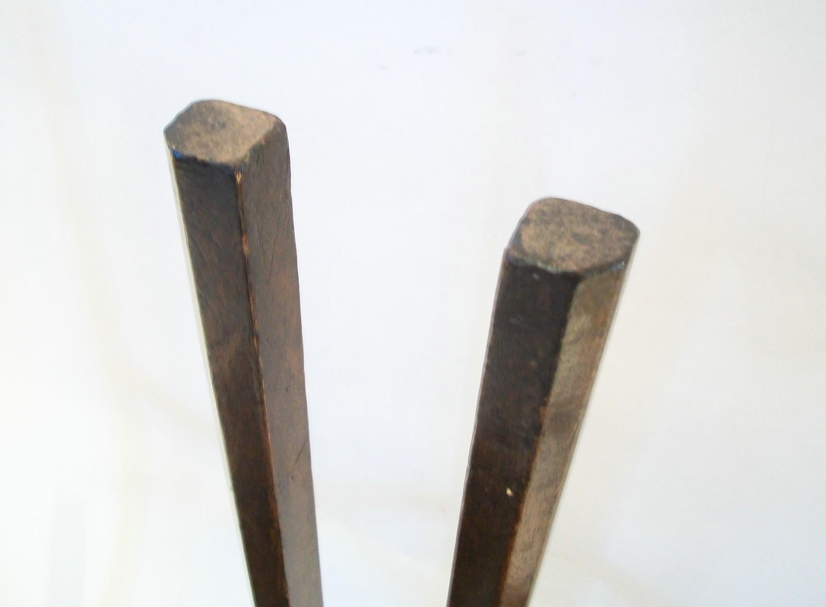 Pareja de mesas auxiliares de madera noble flameada de estilo georgiano - Reino Unido - Alrededor de 1950 en venta 3