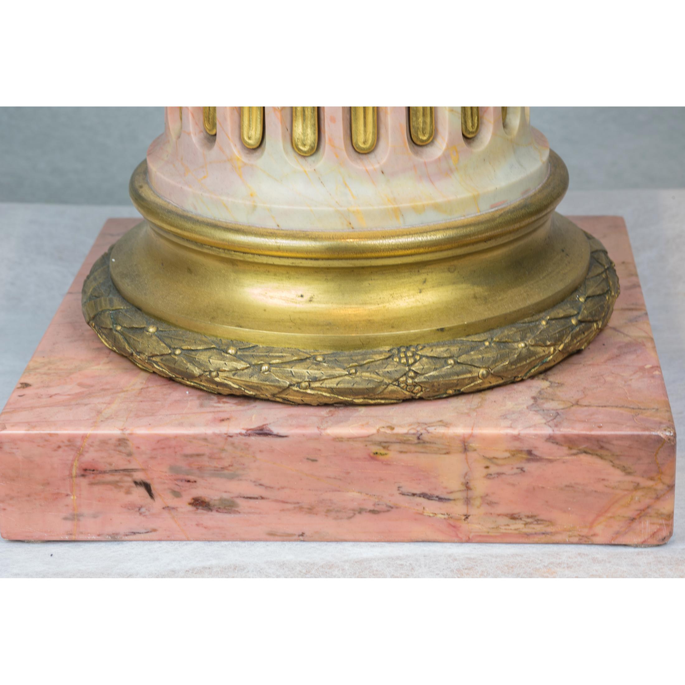 Francese Raffinata coppia di piedistalli francesi in marmo rosa con montatura in bronzo dorato in vendita