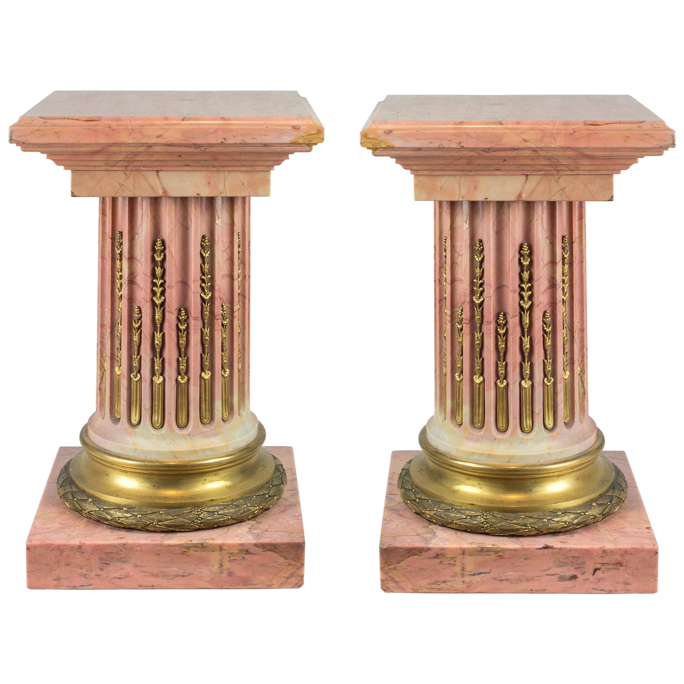 Raffinata coppia di piedistalli francesi in marmo rosa con montatura in bronzo dorato in vendita