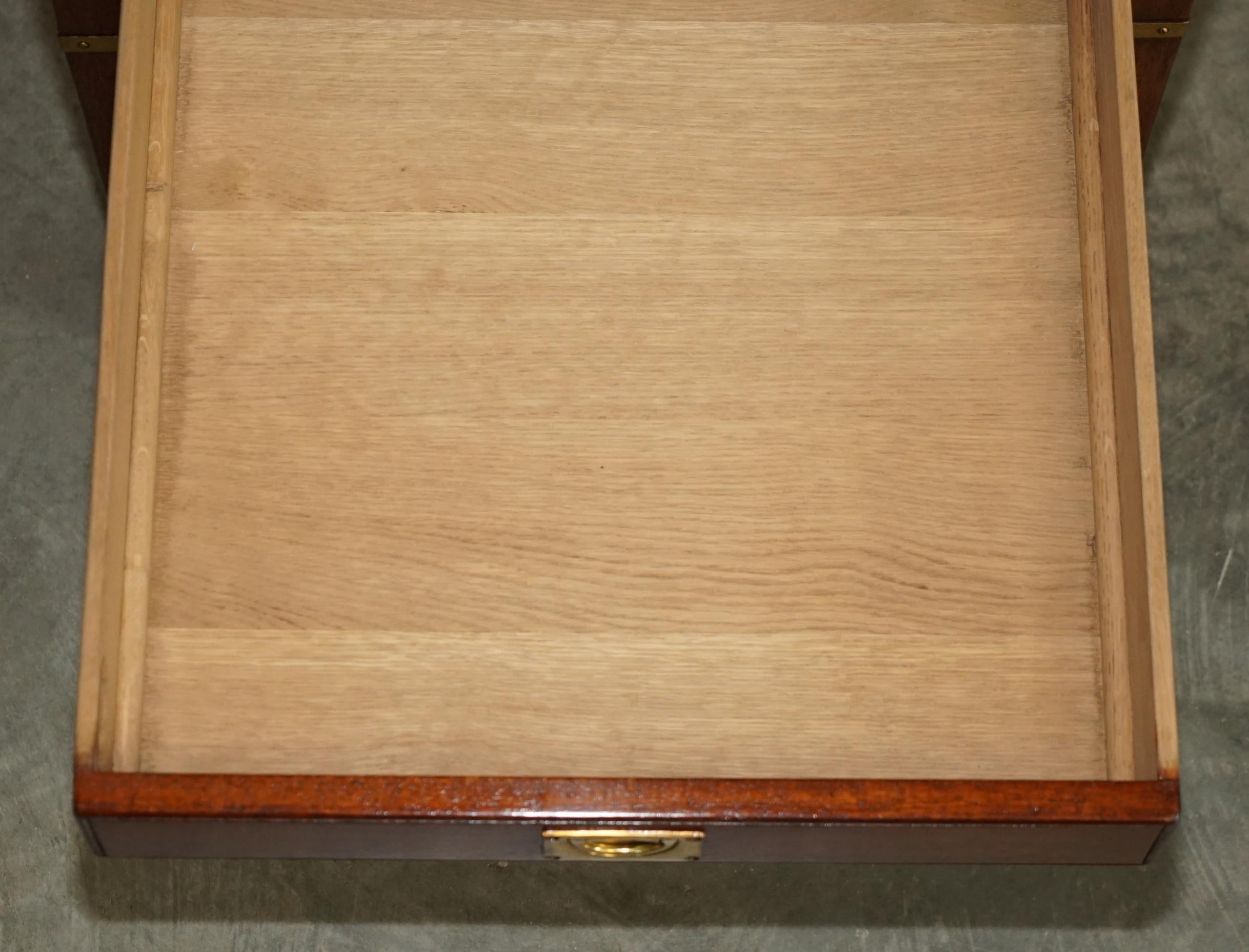 FINE PAIRO DI TAVOLI A CASSETTO UNICO IN LEGNO DURO DI Harrods KENNEDY in vendita 5