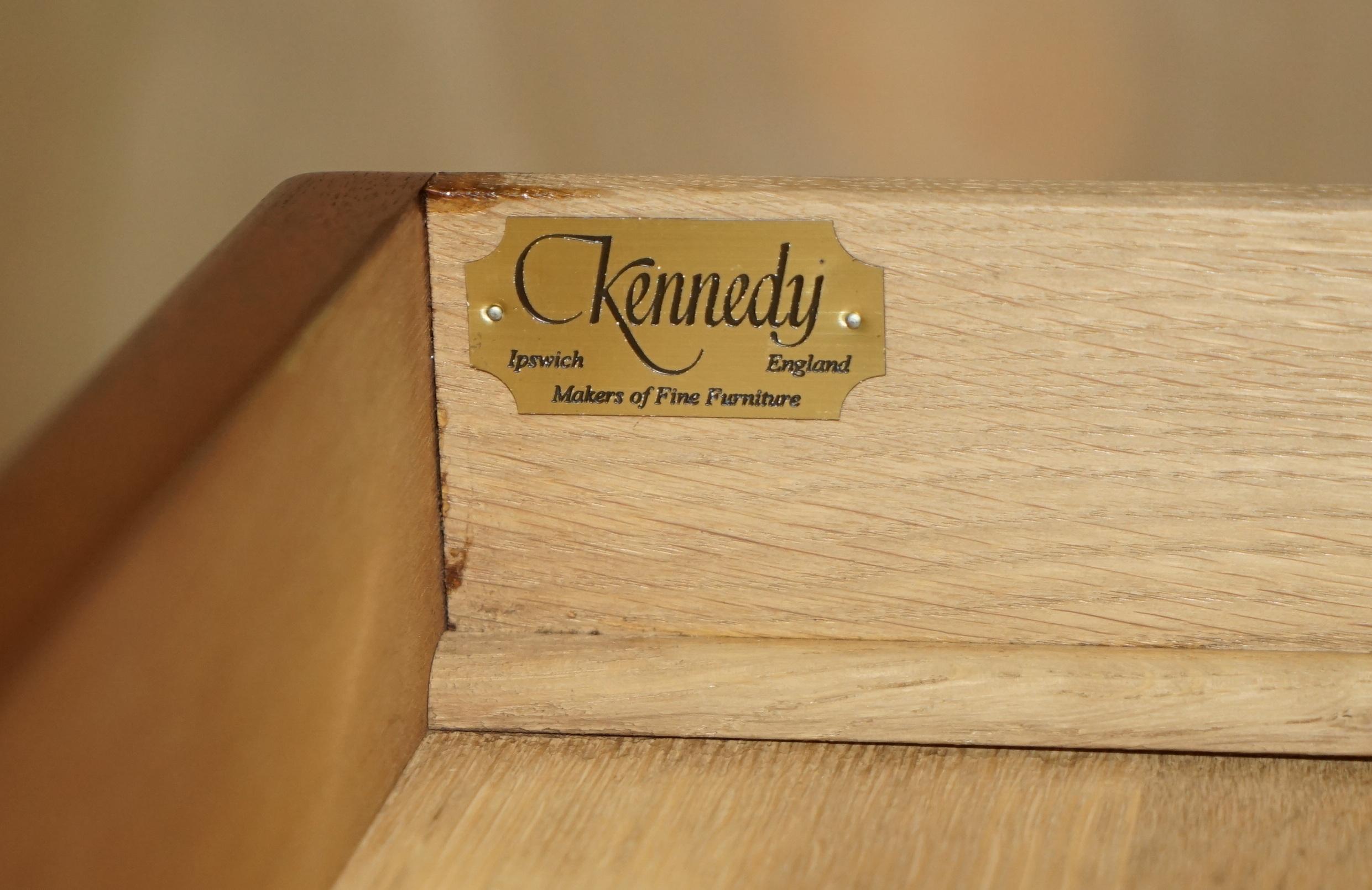 FINE PAIRO DI TAVOLI A CASSETTO UNICO IN LEGNO DURO DI Harrods KENNEDY in vendita 6