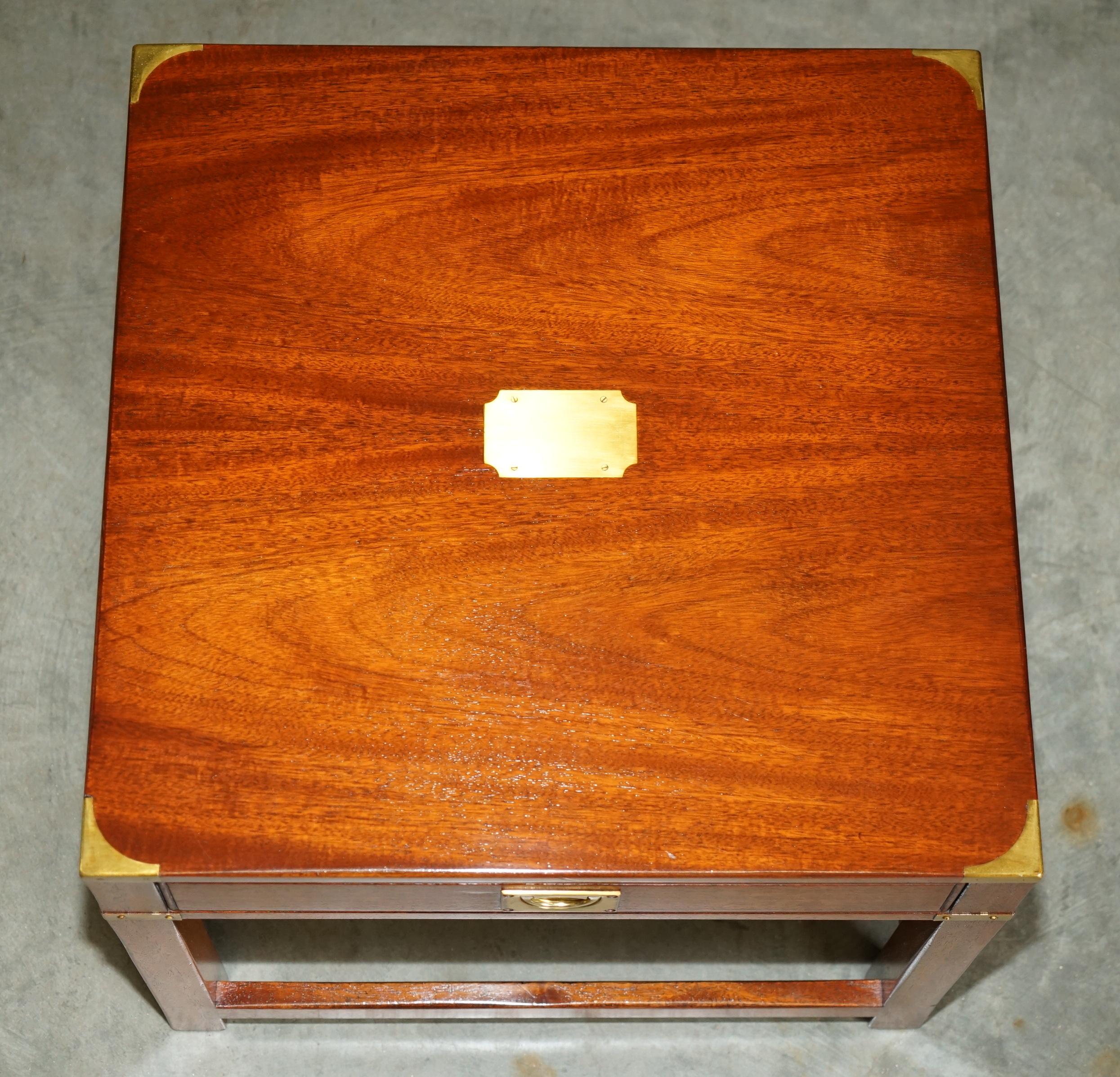 FINE PAIRO DI TAVOLI A CASSETTO UNICO IN LEGNO DURO DI Harrods KENNEDY in vendita 9