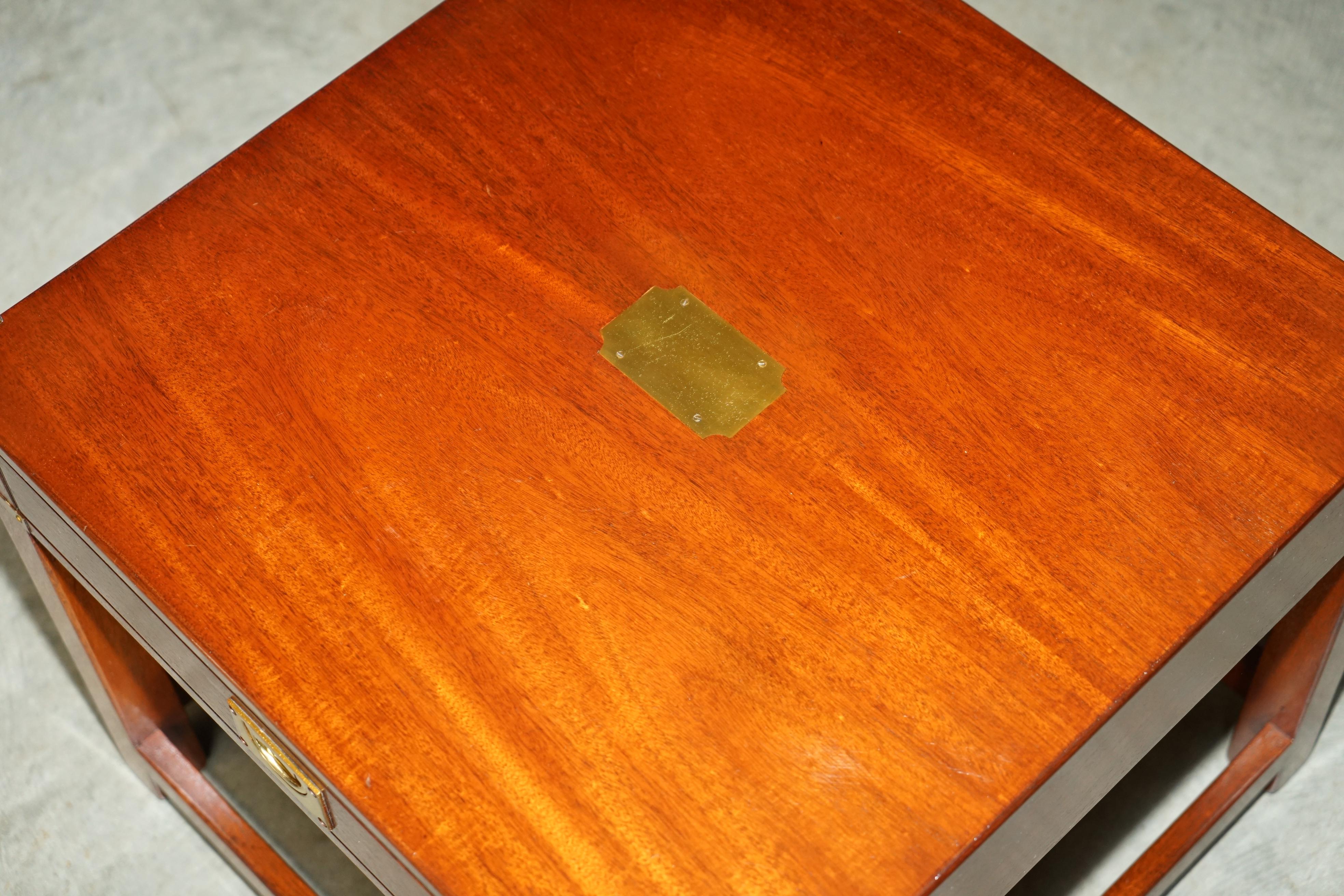FINE PAIRO DI TAVOLI A CASSETTO UNICO IN LEGNO DURO DI Harrods KENNEDY in vendita 10