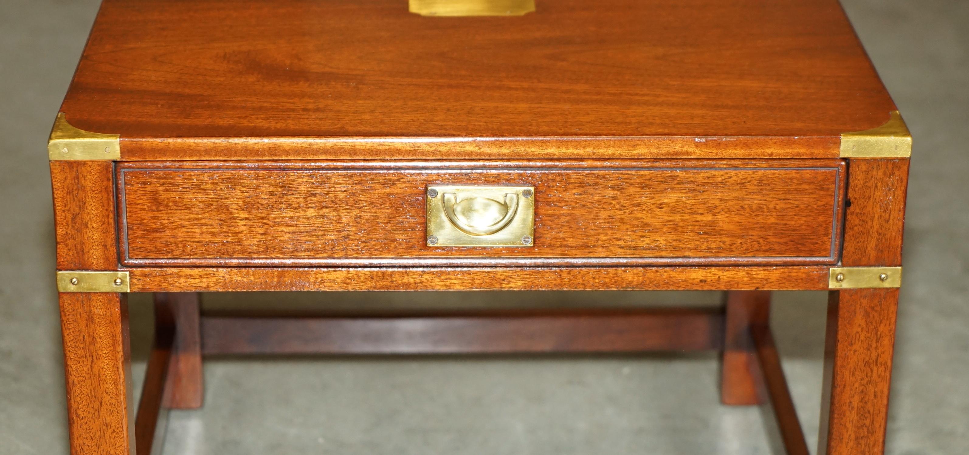 FINE PAIRO DI TAVOLI A CASSETTO UNICO IN LEGNO DURO DI Harrods KENNEDY in vendita 11