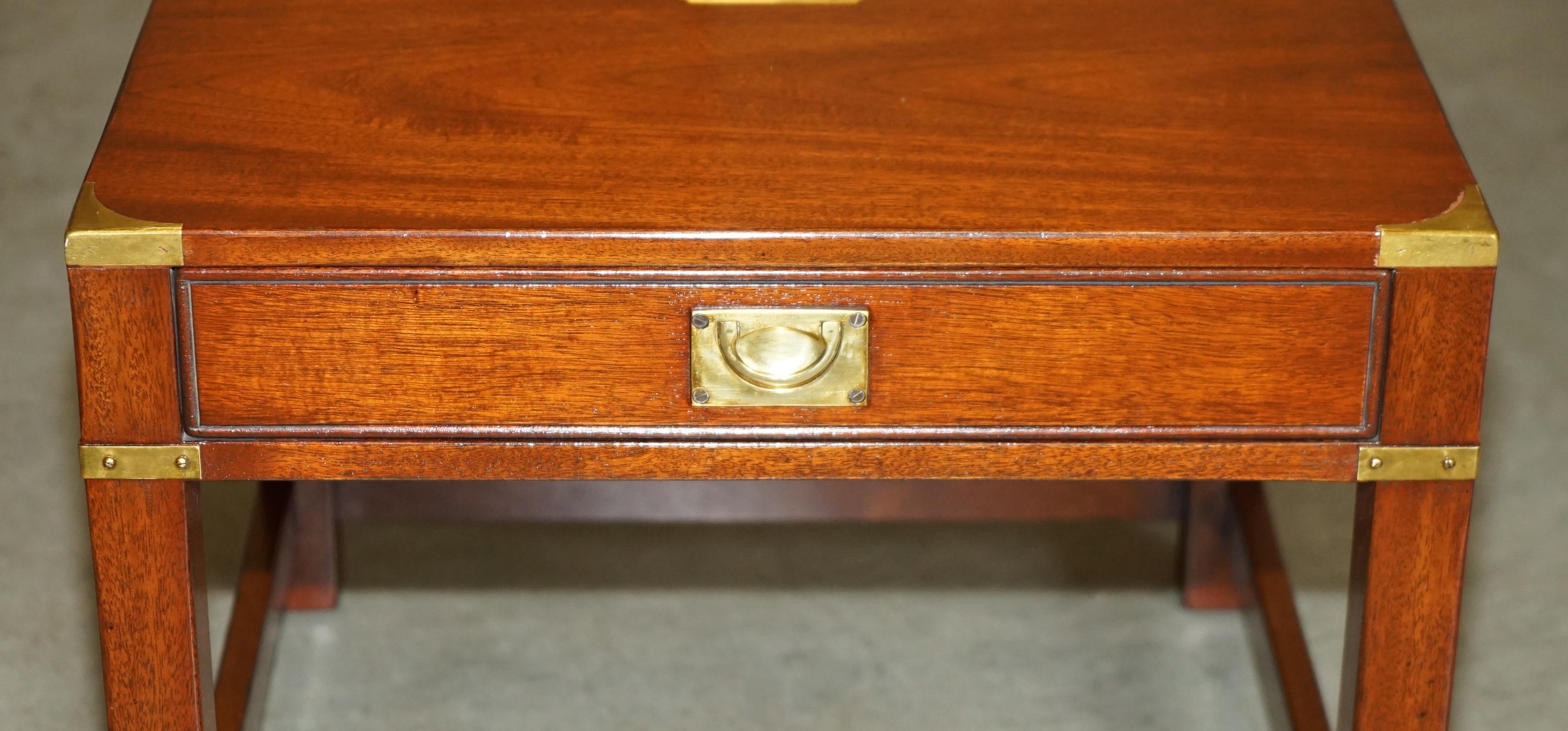 Inglese FINE PAIRO DI TAVOLI A CASSETTO UNICO IN LEGNO DURO DI Harrods KENNEDY in vendita
