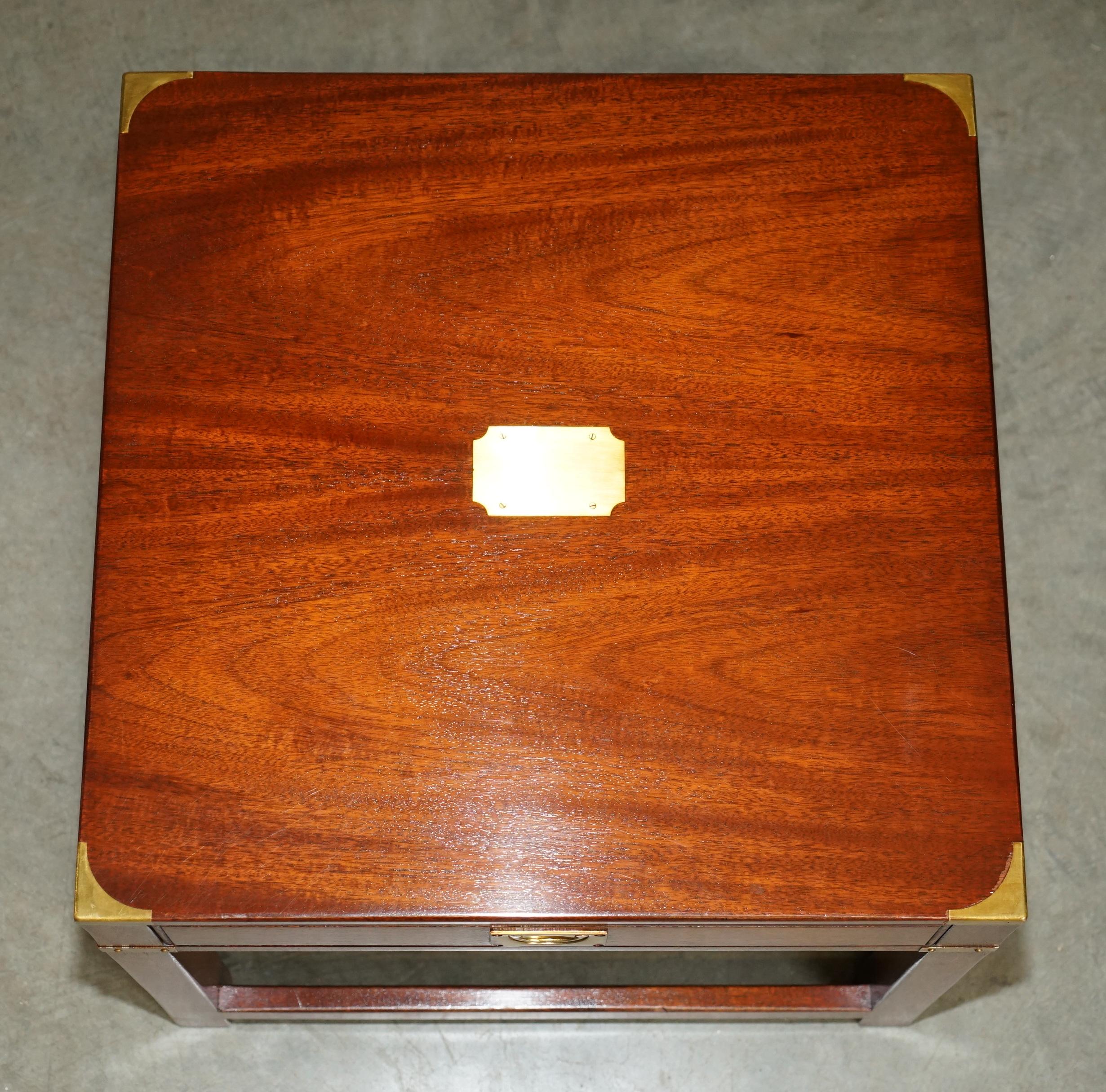 Fatto a mano FINE PAIRO DI TAVOLI A CASSETTO UNICO IN LEGNO DURO DI Harrods KENNEDY in vendita