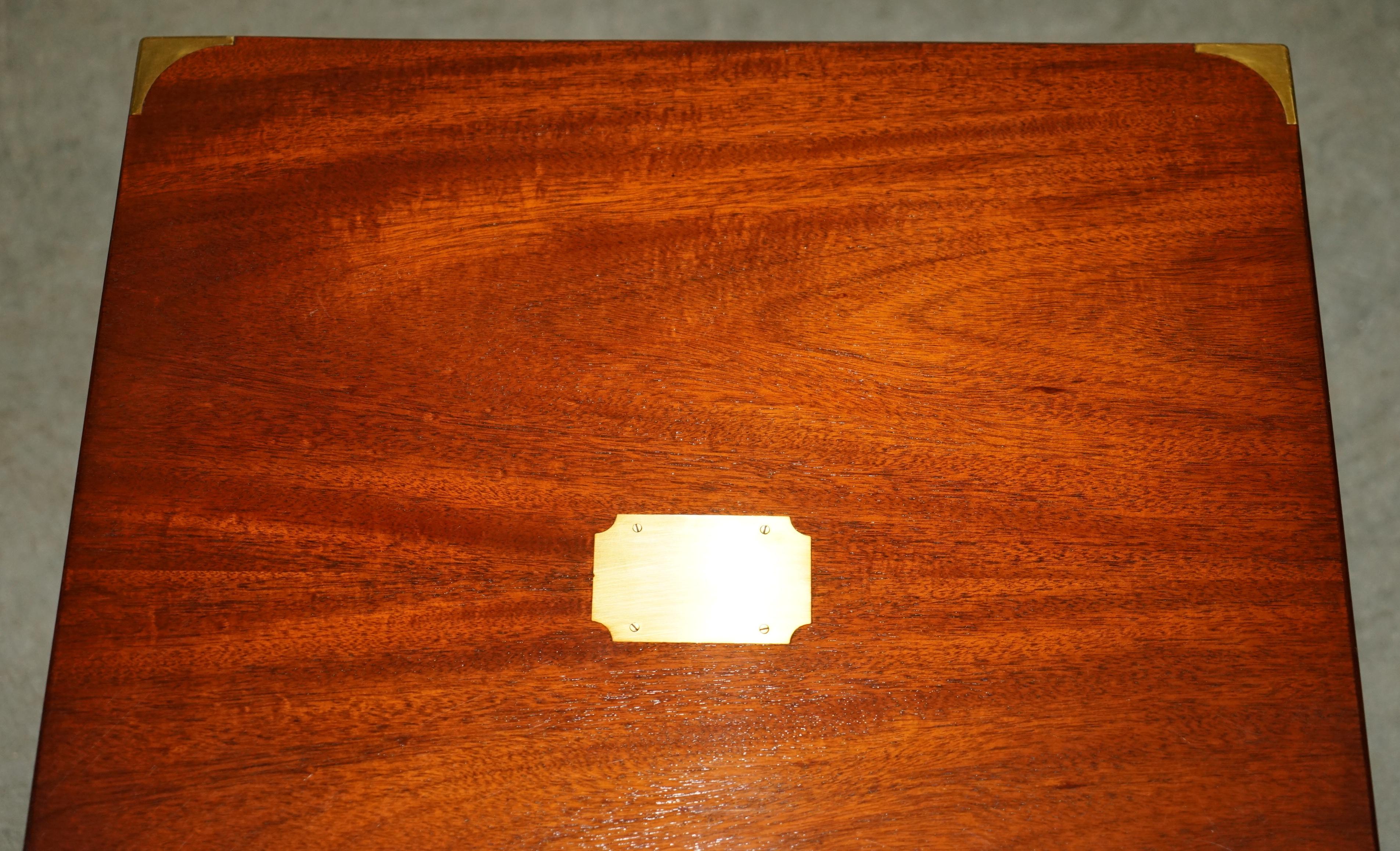 XX secolo FINE PAIRO DI TAVOLI A CASSETTO UNICO IN LEGNO DURO DI Harrods KENNEDY in vendita