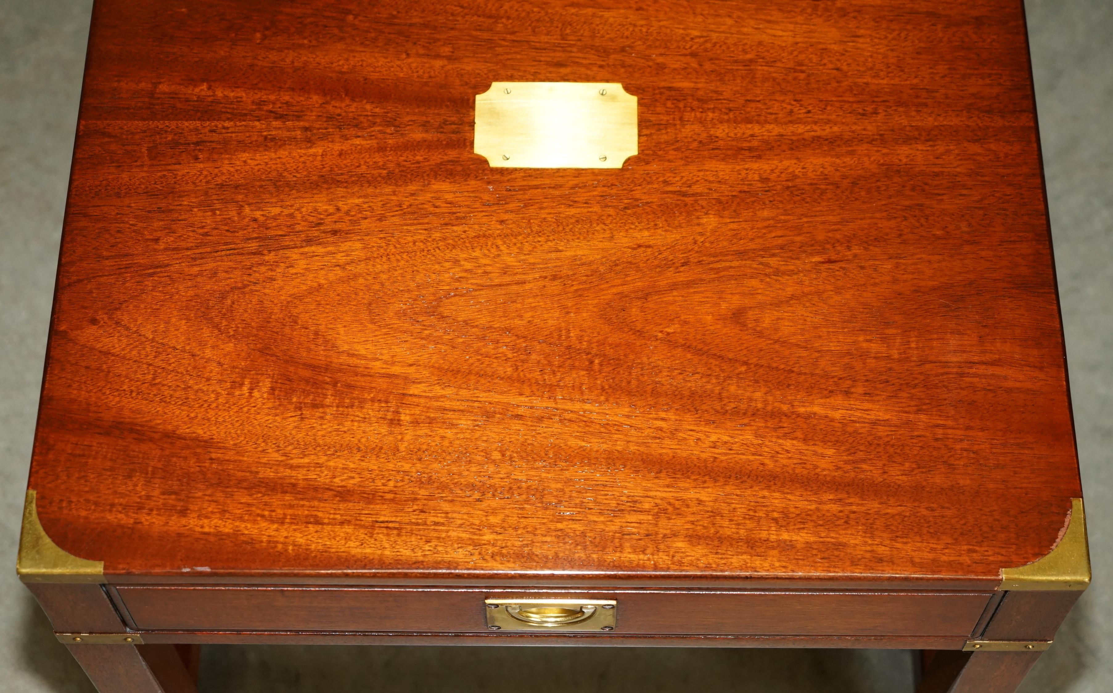 Ottone FINE PAIRO DI TAVOLI A CASSETTO UNICO IN LEGNO DURO DI Harrods KENNEDY in vendita