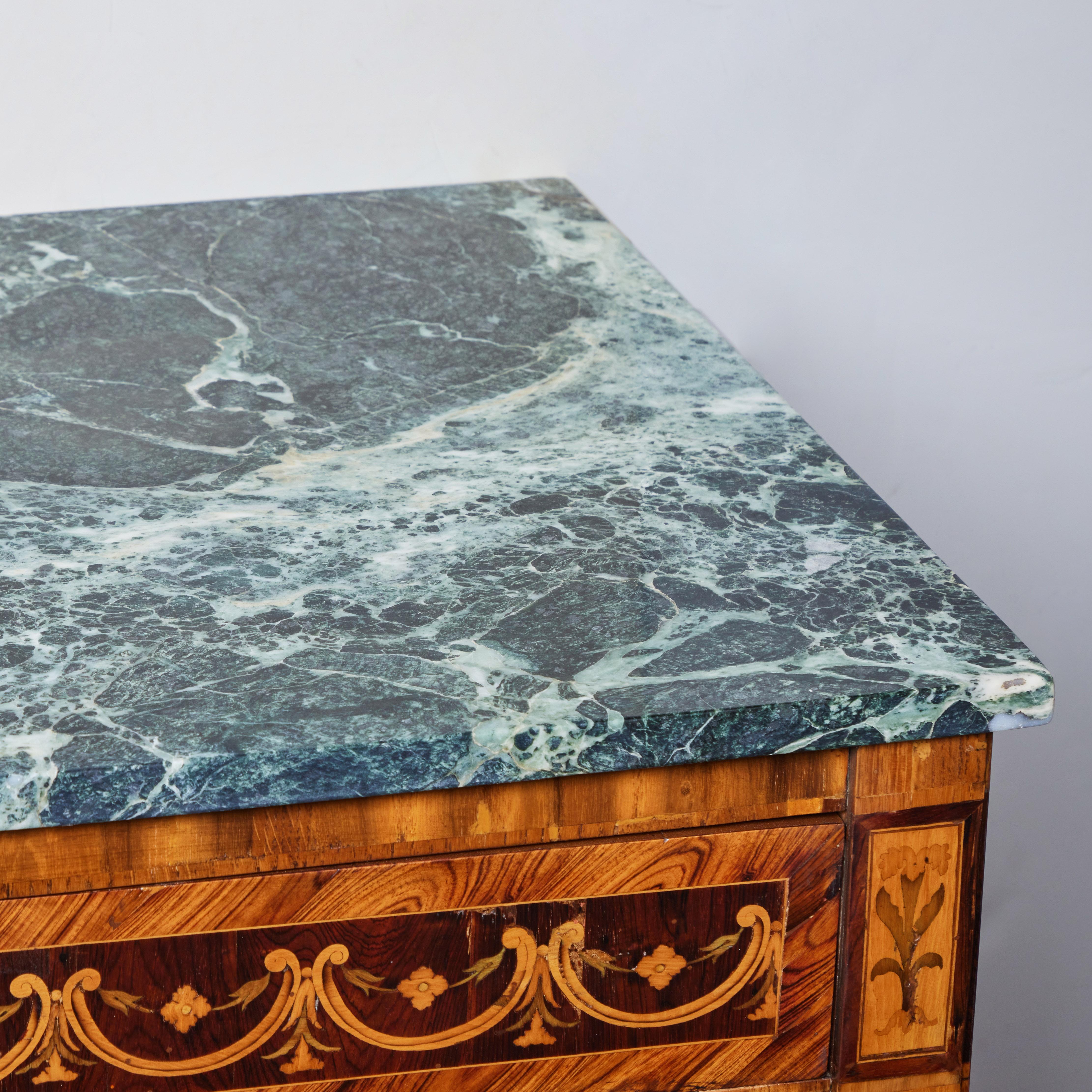 Raffinata coppia di commodes con piano in marmo intarsiato in vendita 3