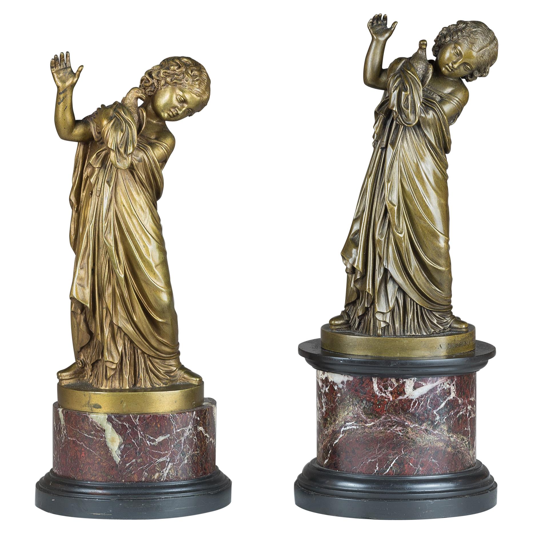 Paire de figurines italiennes en bronze d'une fille tenant une colombe par A. Messina en vente