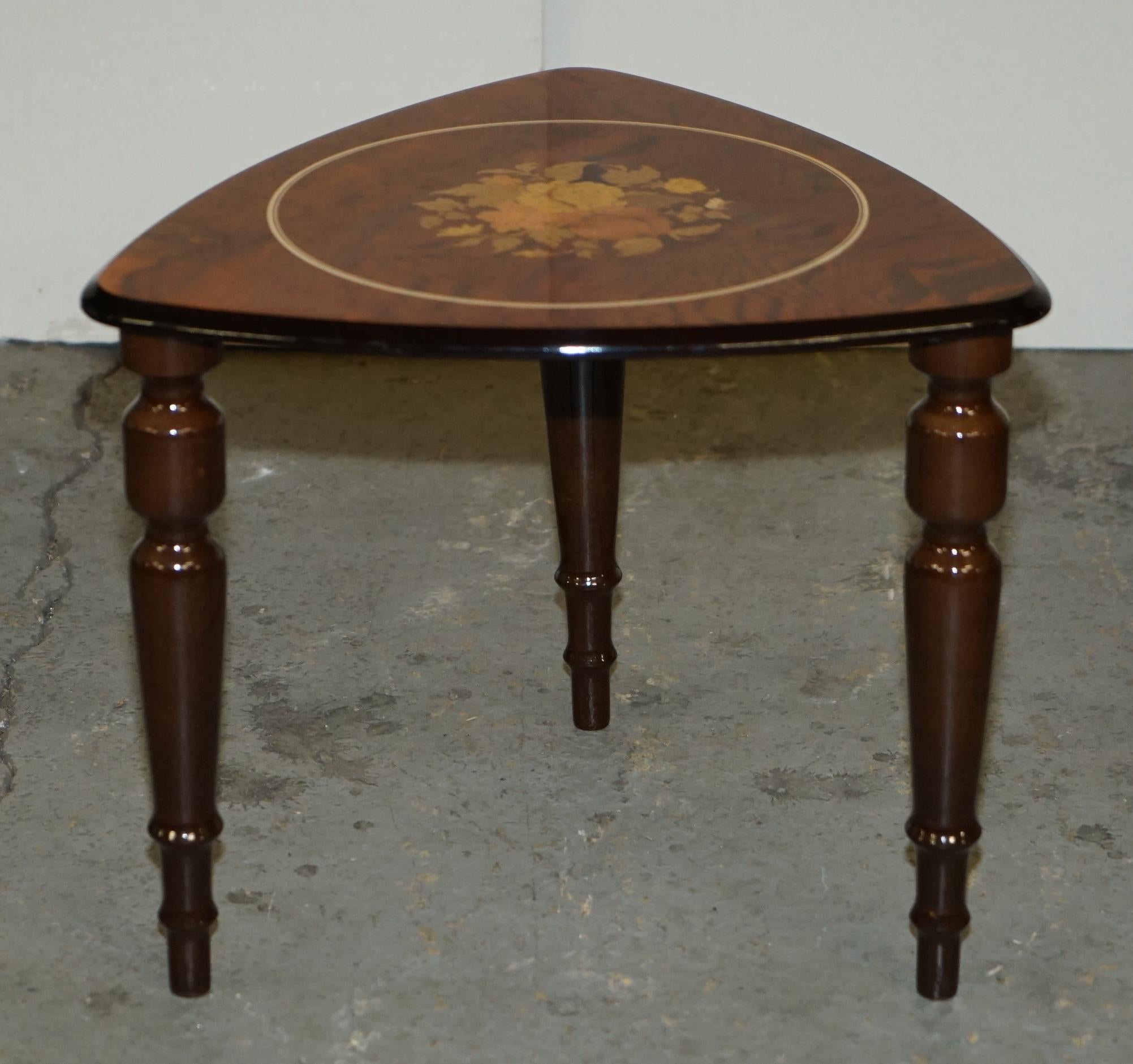 FINE PAIR OF ITALIAN BURR WALNUT MARQUETRY INLAID SiDE END LAMP WINE TABLES For Sale 1