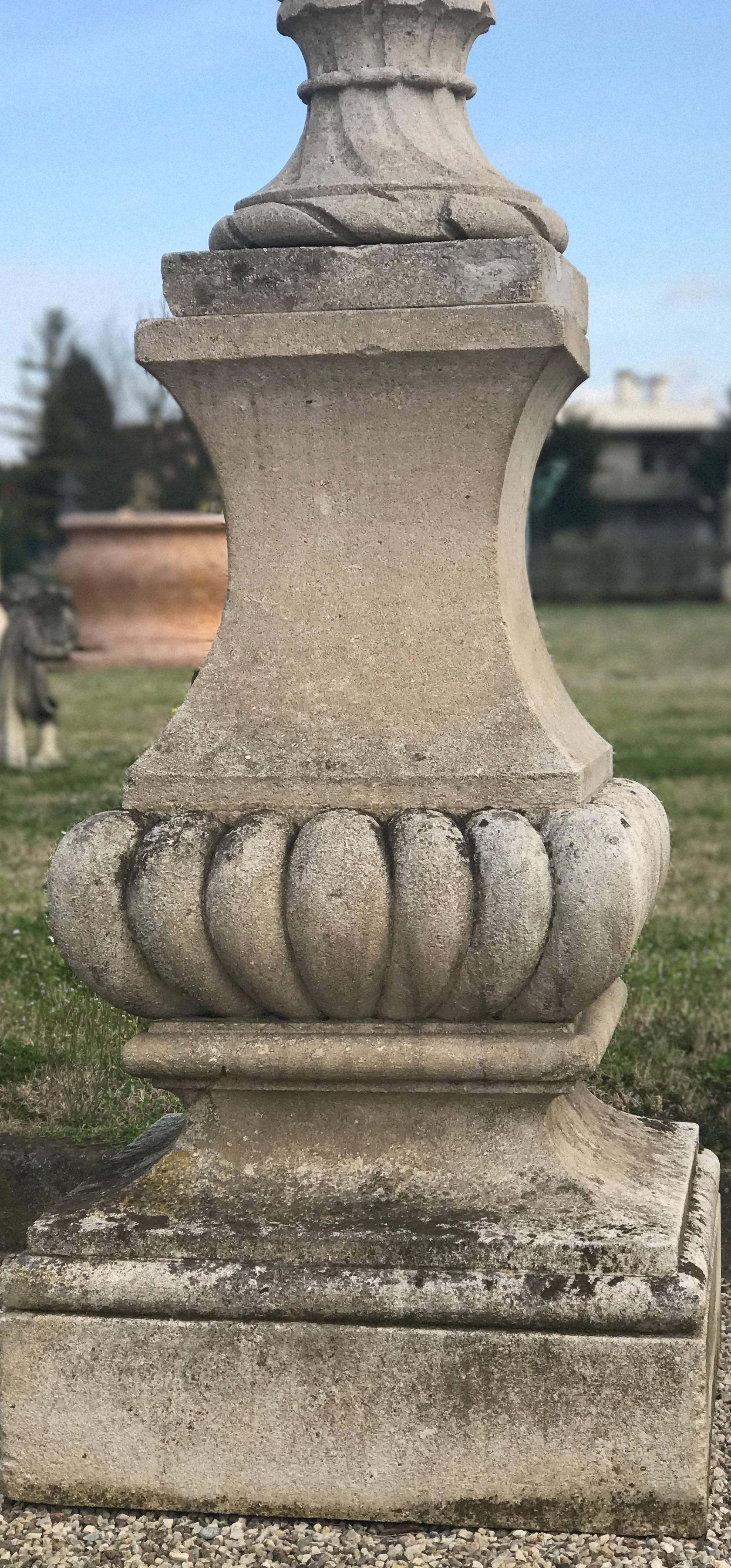 Fine Pair of Italian Carved Stone Garden Vases with Base In Good Condition For Sale In Rome, IT