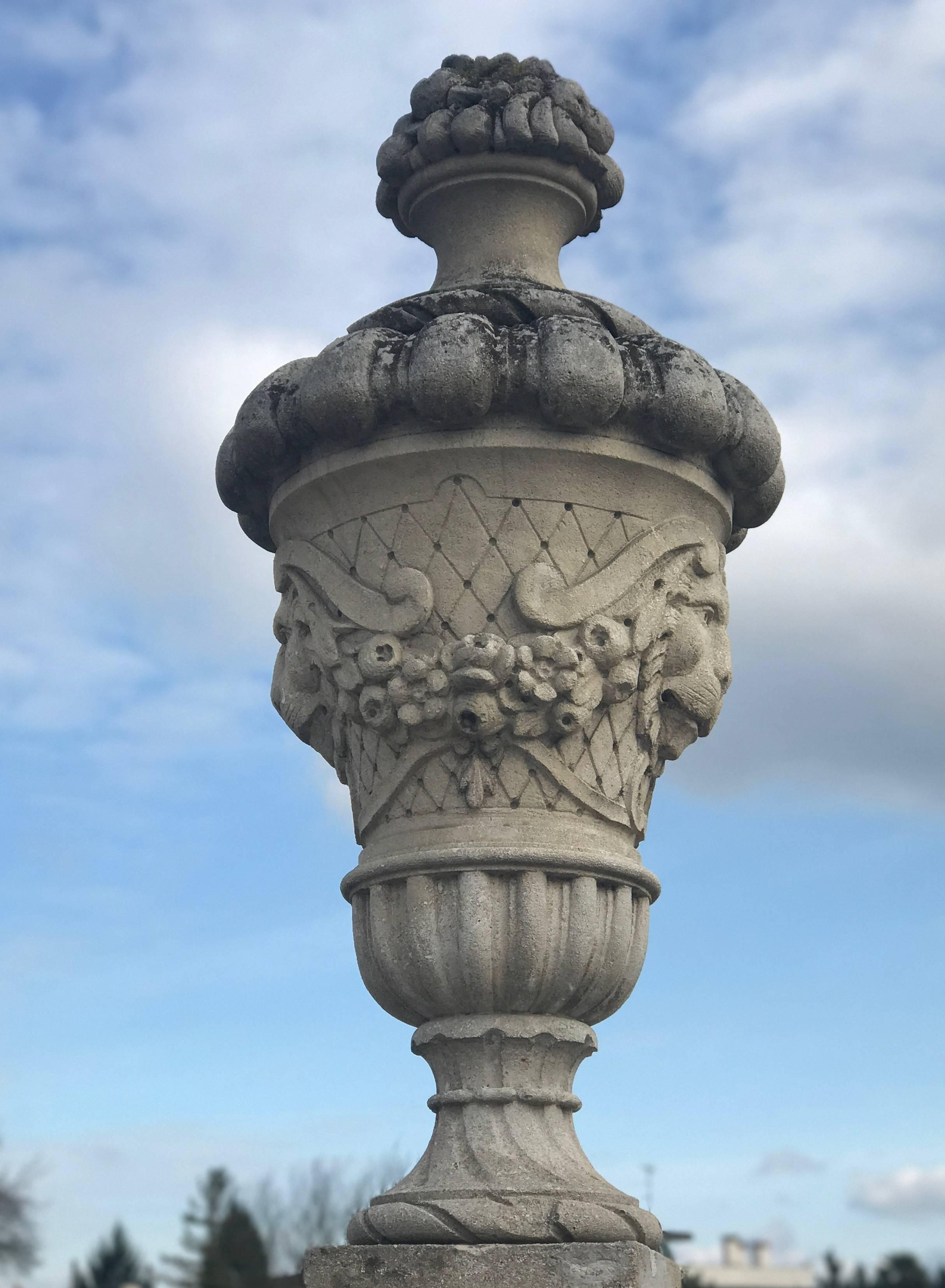 Fine Pair of Italian Carved Stone Garden Vases with Base In Good Condition For Sale In Rome, IT