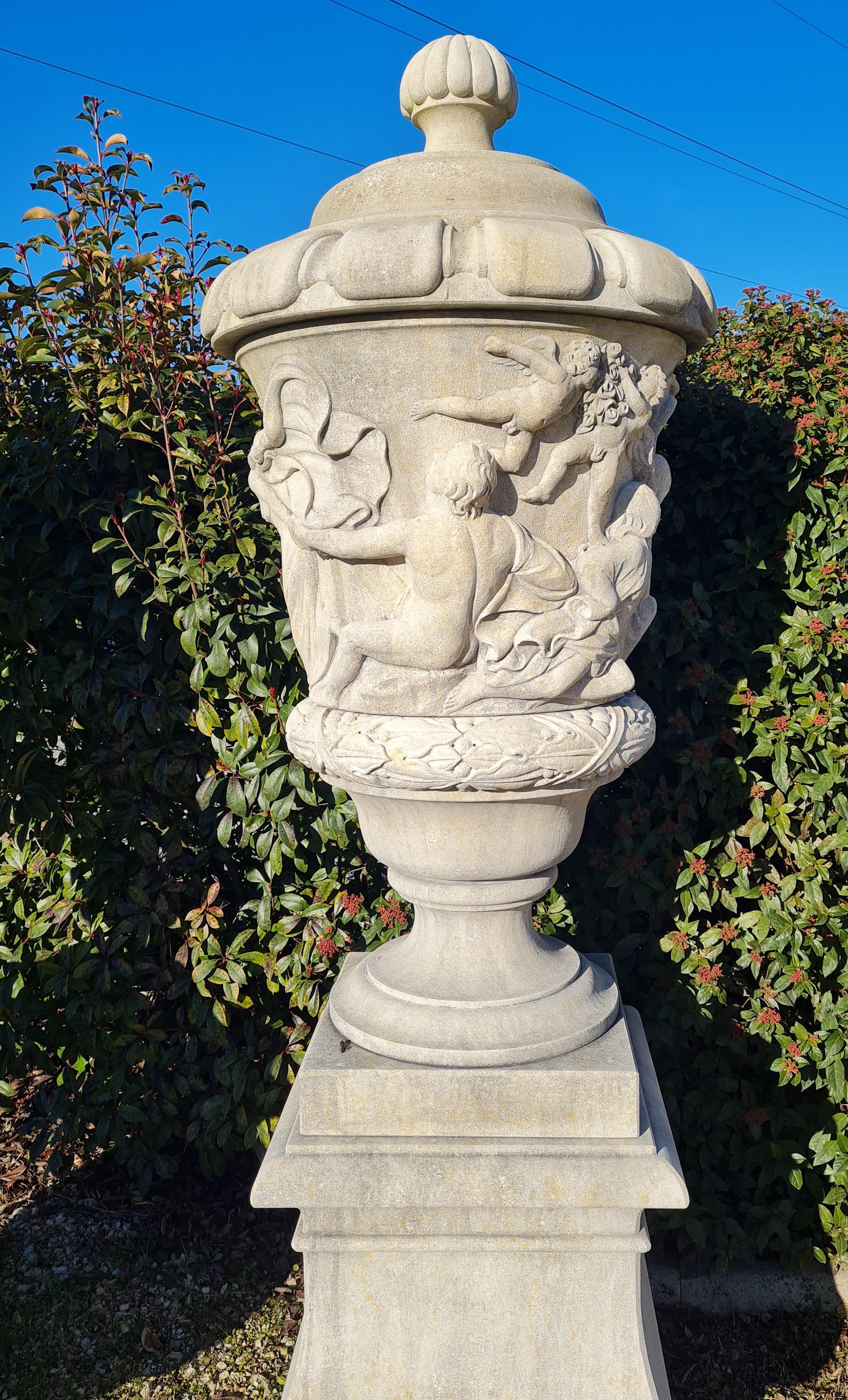 Fine Pair of Italian Carved Stone Garden Vases with Base In Excellent Condition For Sale In Rome, IT