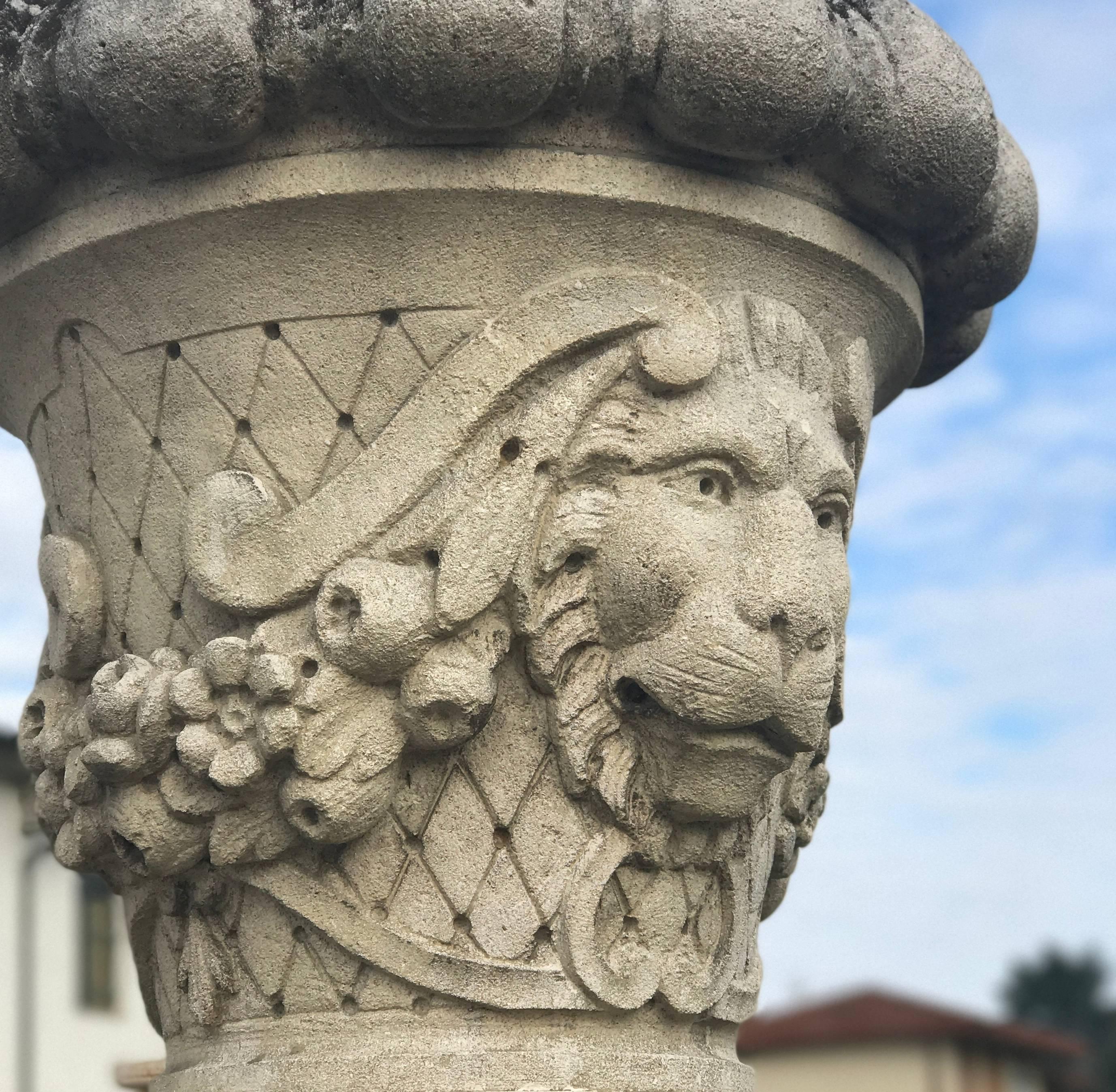 20ième siècle Paire de vases de jardin italiens en pierre sculptée avec base en vente