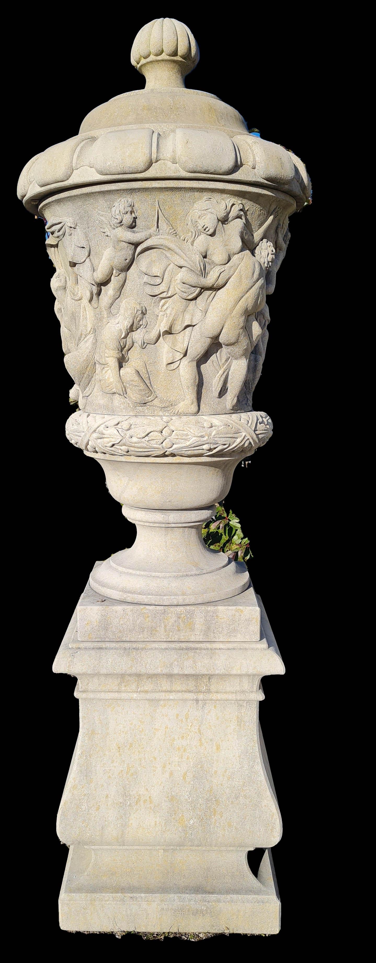 Paar italienische geschnitzte Gartenvasen aus Stein mit Sockel im Zustand „Hervorragend“ im Angebot in Rome, IT