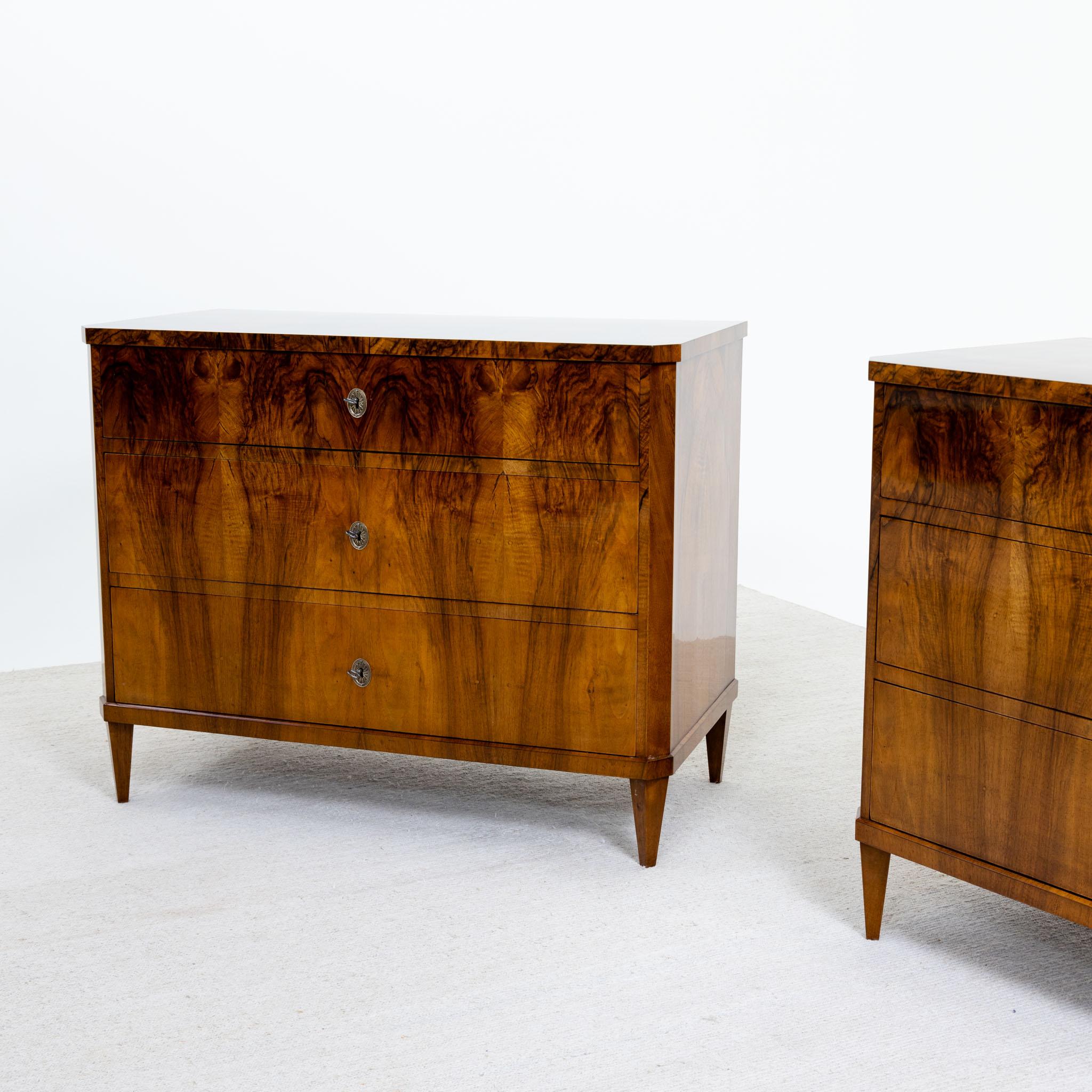 Pair of Biedermeier Walnut Chests of Drawers, Italy, early 19th Century 1