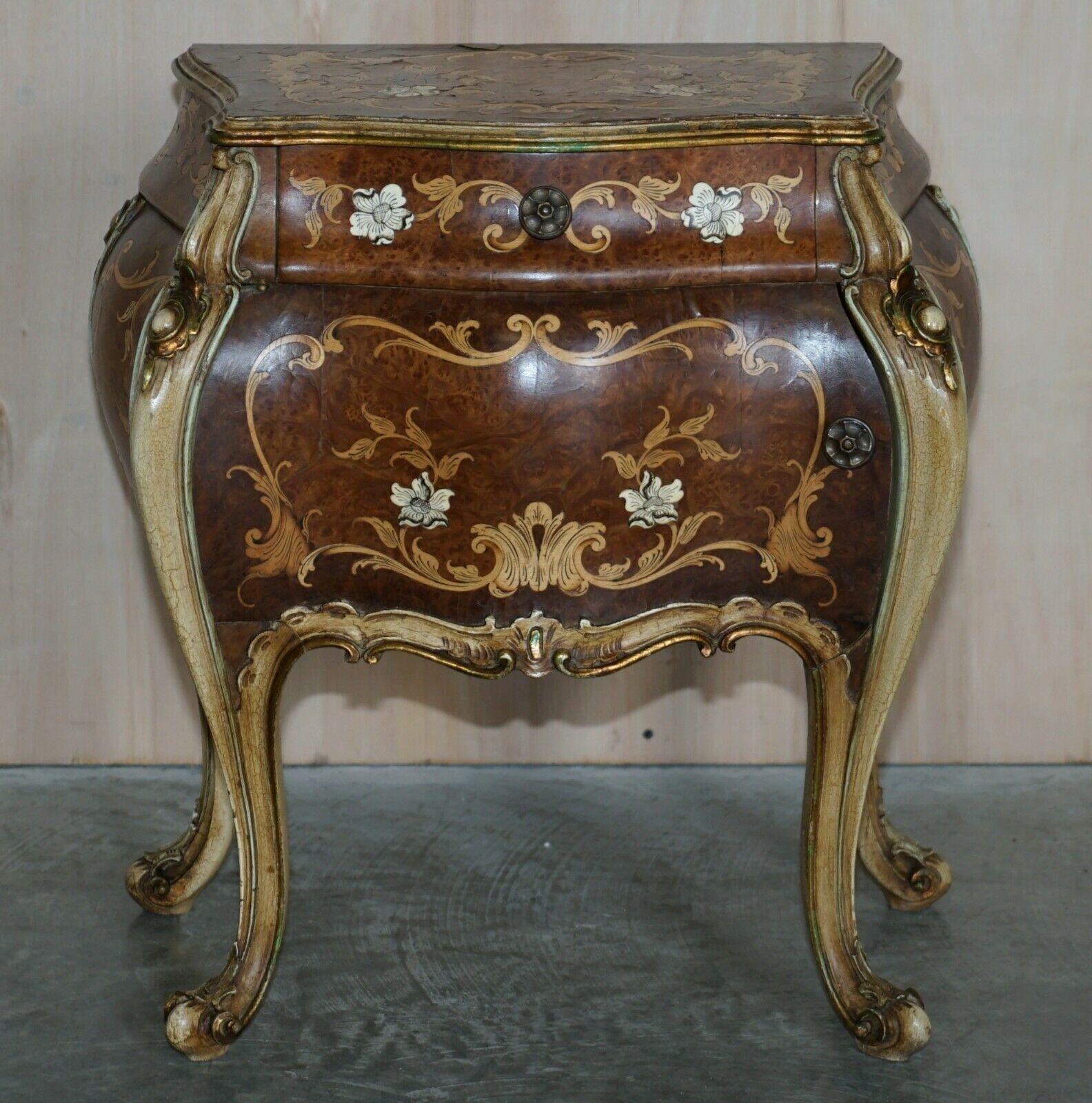 Fine Pair of Italian Marquetry Inlaid Burr Walnut Bedside Bombe Chest of Drawers For Sale 5