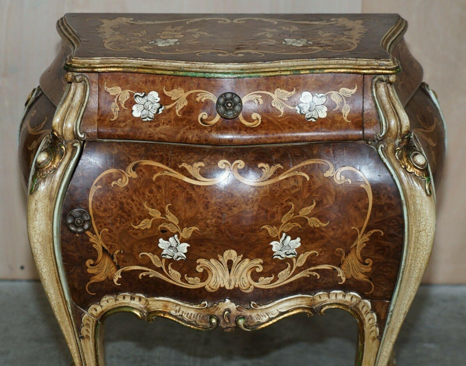 Hand-Crafted Fine Pair of Italian Marquetry Inlaid Burr Walnut Bedside Bombe Chest of Drawers For Sale