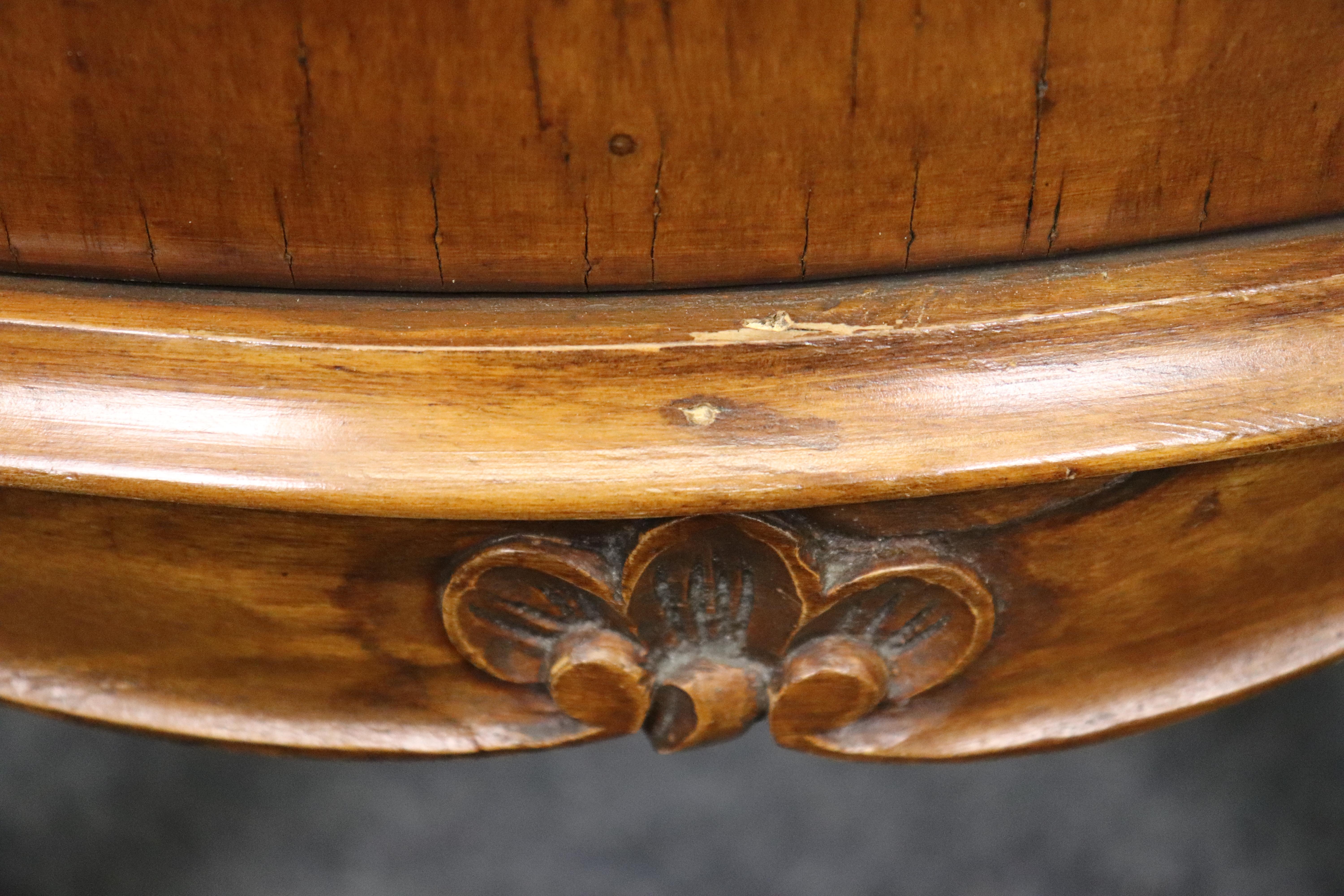 Pareja de mesillas de noche de madera de olivo veneciana italiana con forma de bomba estilo Luis XV en venta 5