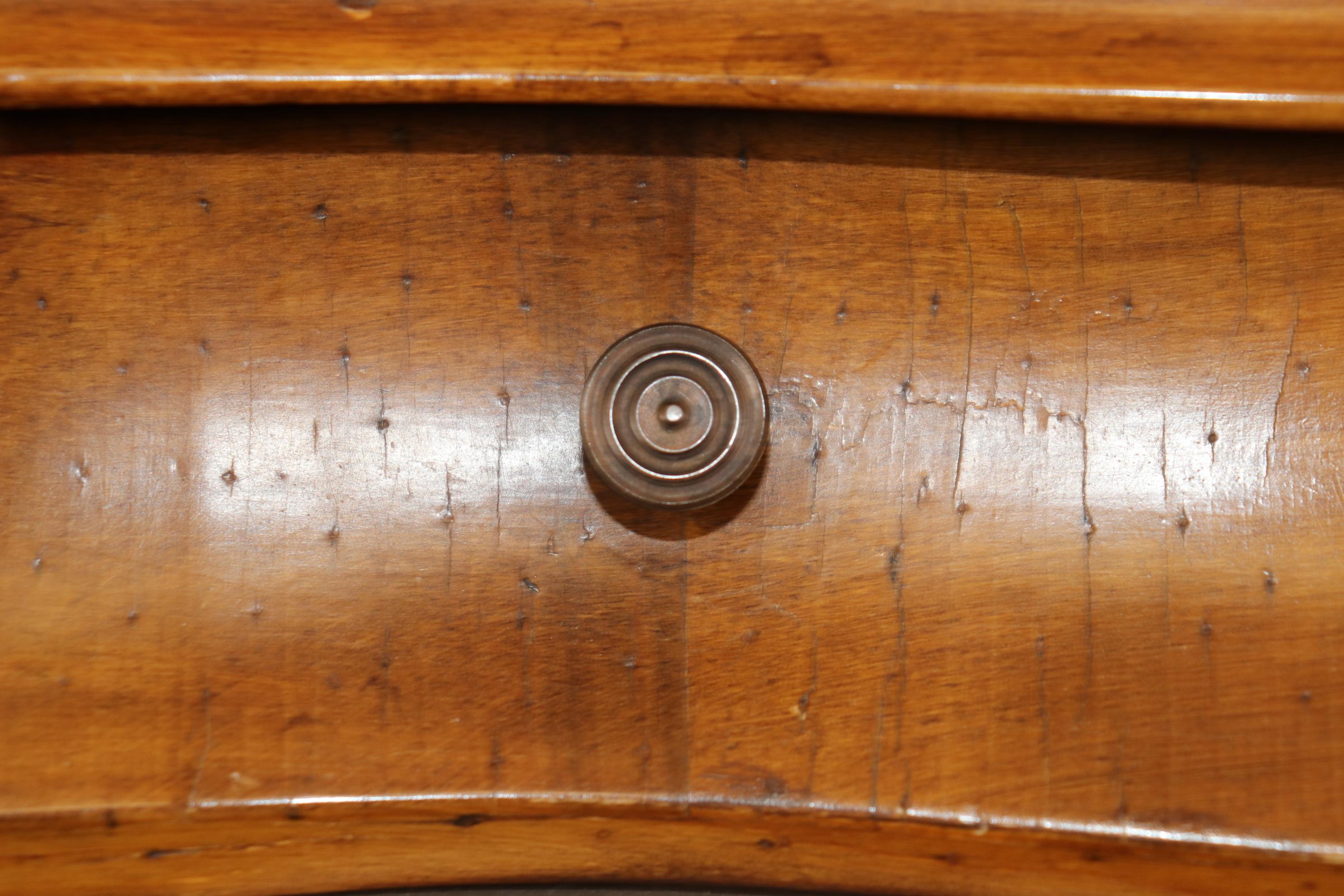 Fine Pair of Italian Venetian Olivewood Bombe Form Louis XV Style Nightstands 6