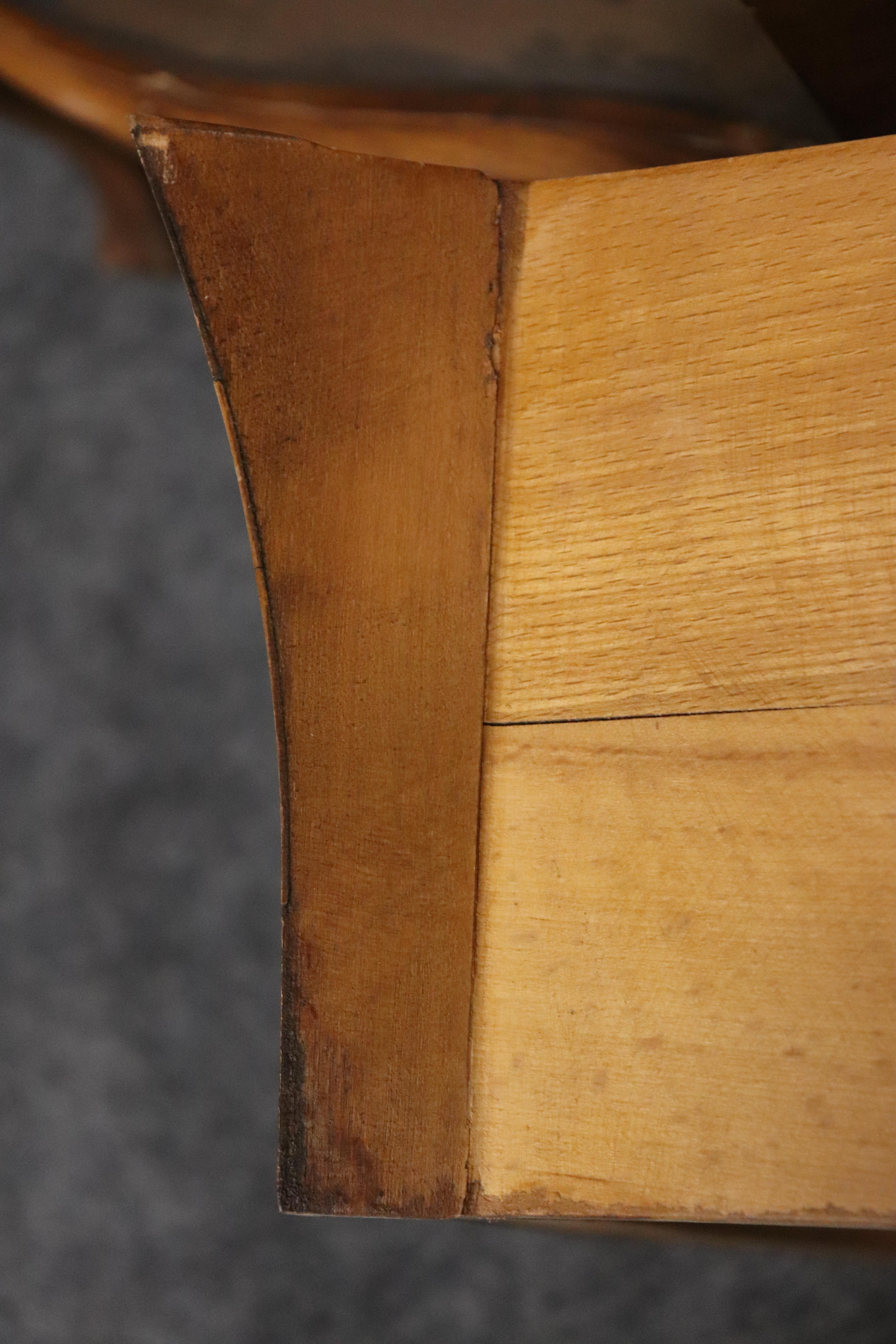 Pareja de mesillas de noche de madera de olivo veneciana italiana con forma de bomba estilo Luis XV en venta 6