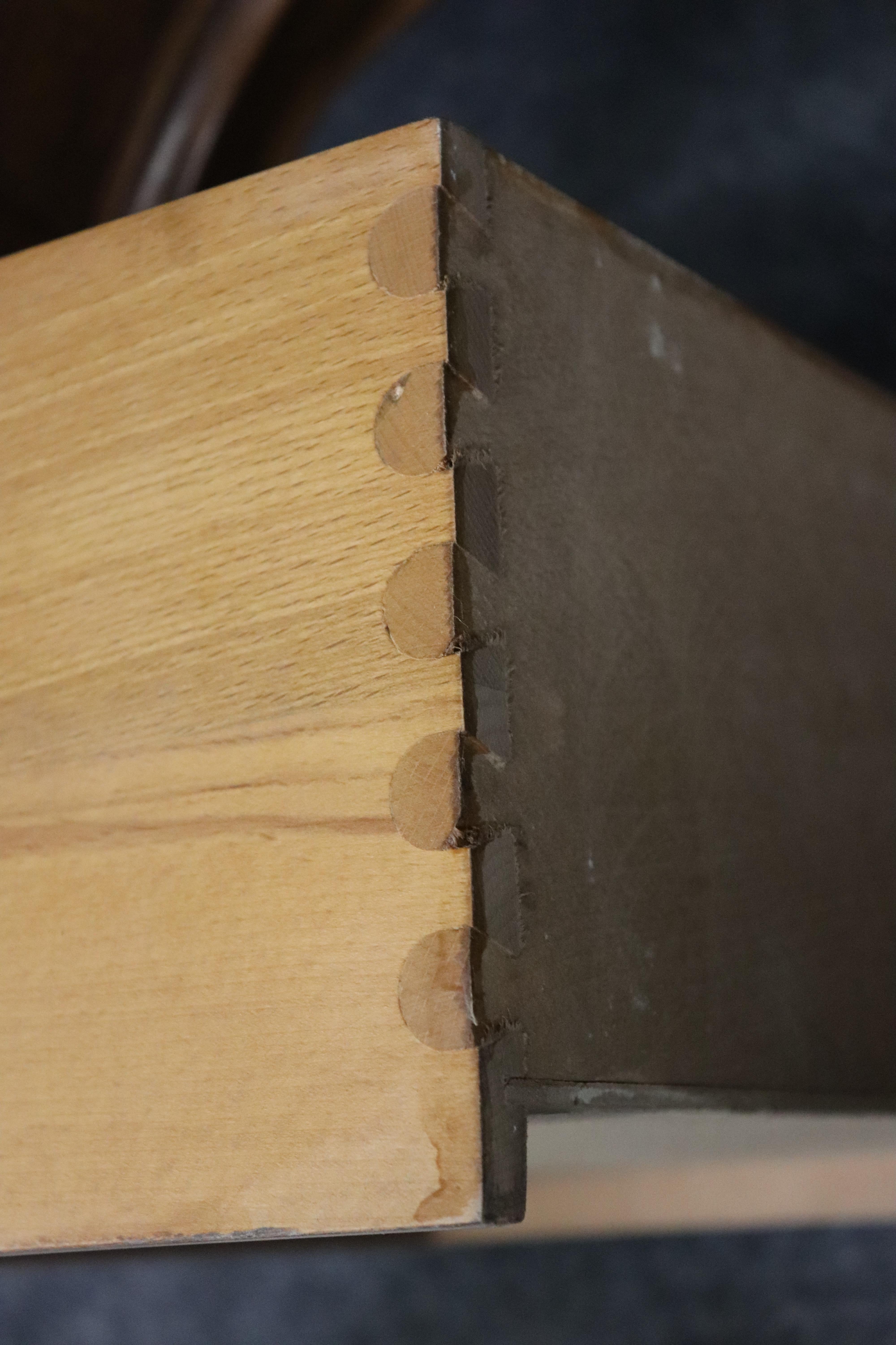 Pareja de mesillas de noche de madera de olivo veneciana italiana con forma de bomba estilo Luis XV en venta 7