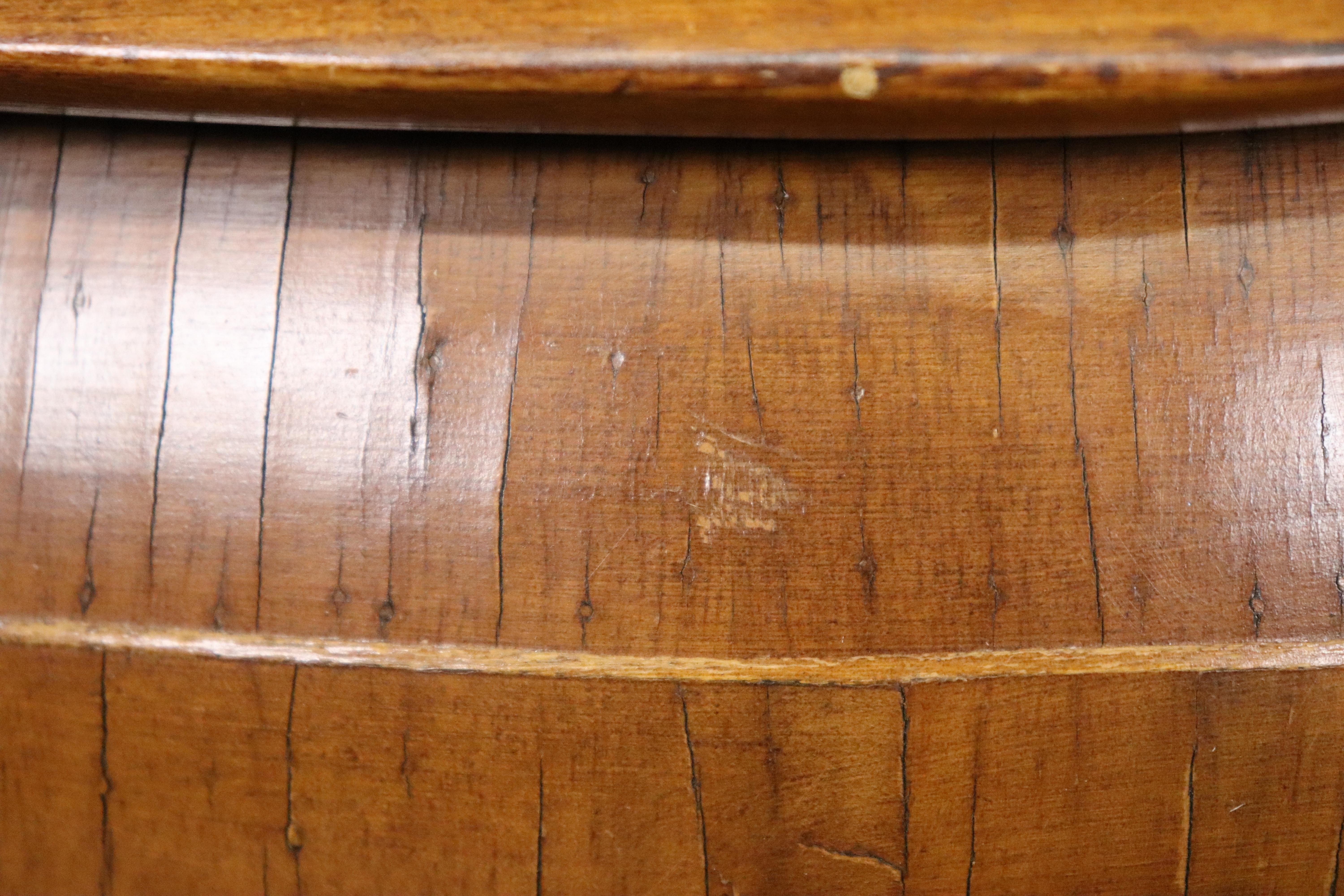 Pareja de mesillas de noche de madera de olivo veneciana italiana con forma de bomba estilo Luis XV en venta 8