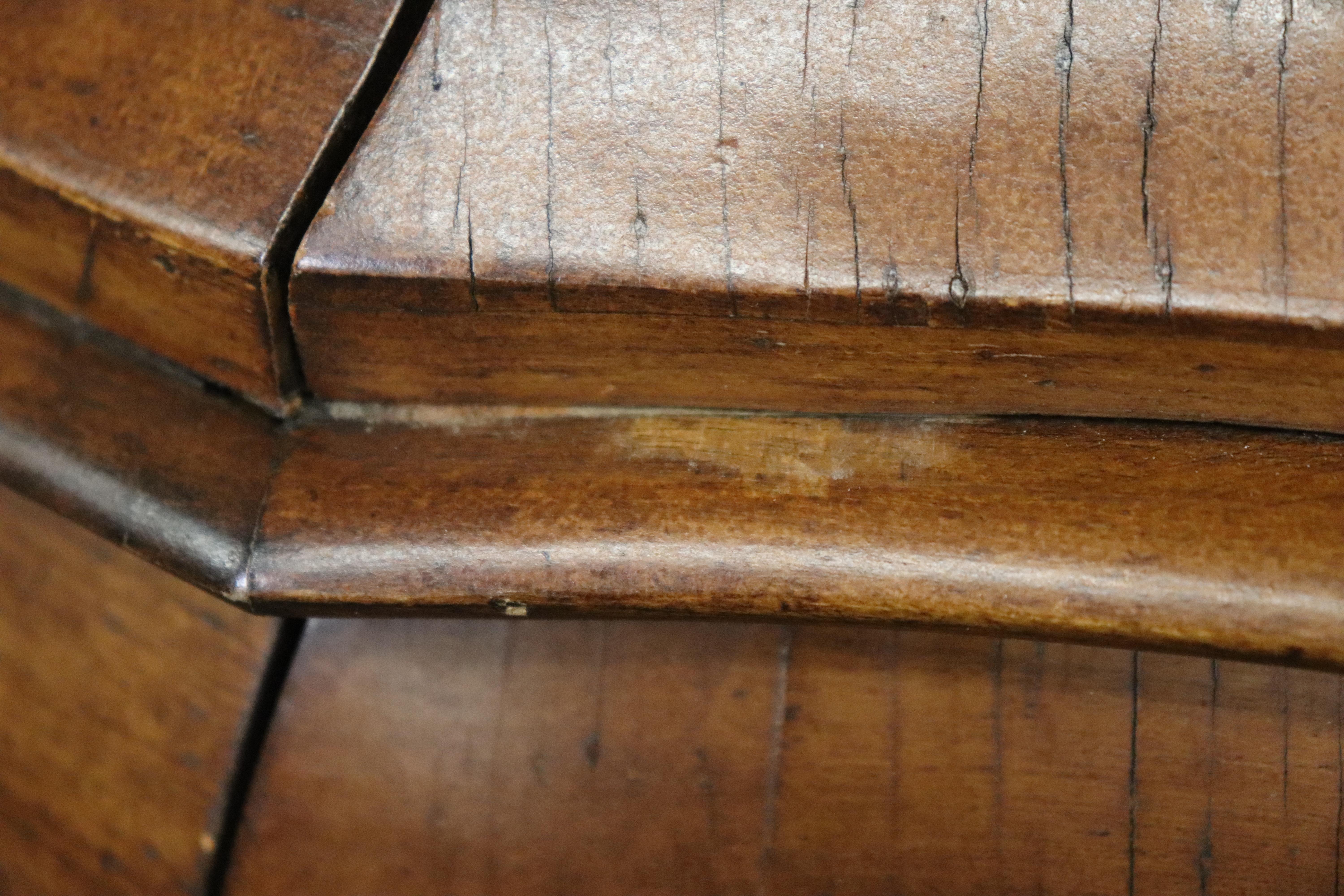 Pareja de mesillas de noche de madera de olivo veneciana italiana con forma de bomba estilo Luis XV en venta 9