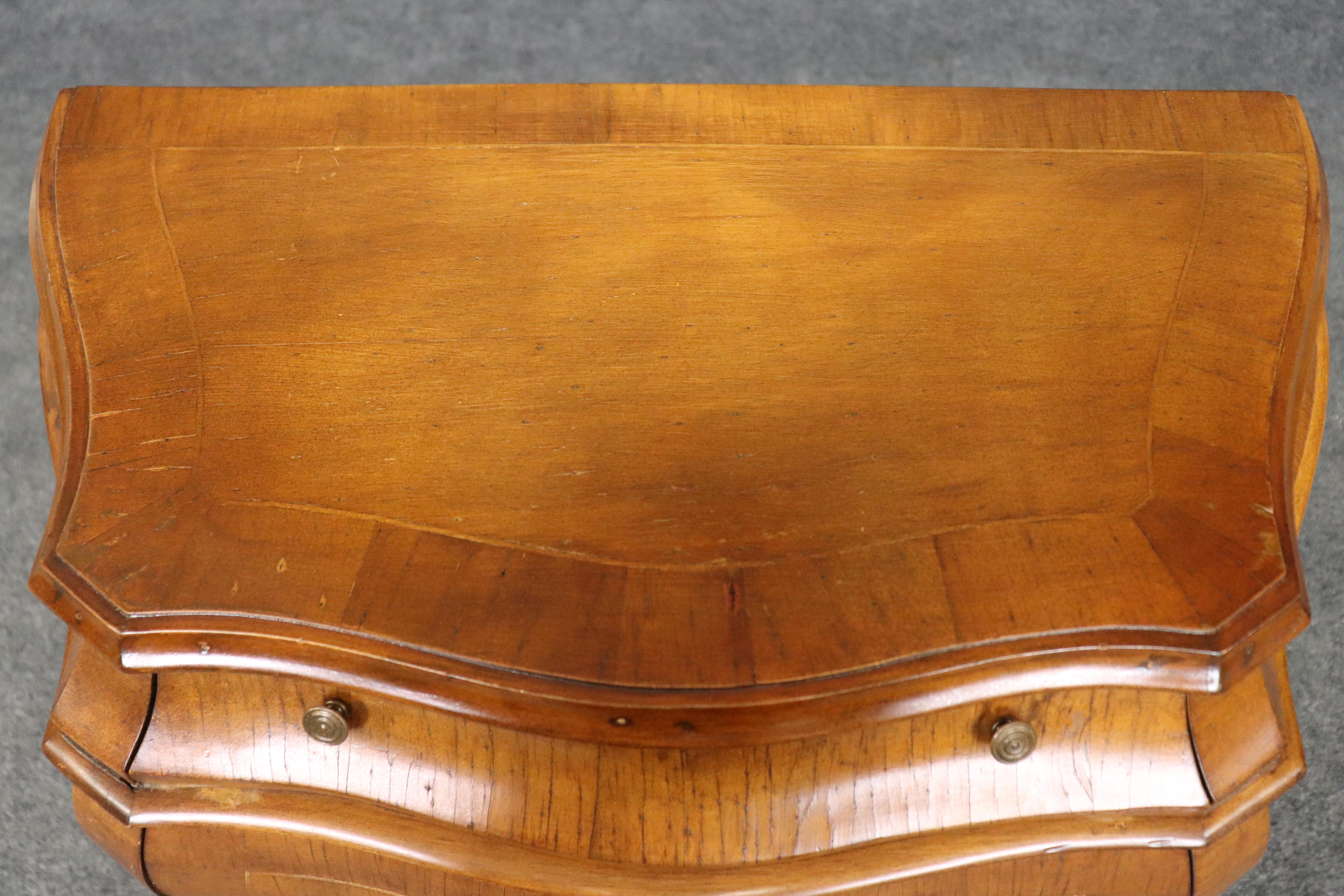 Pareja de mesillas de noche de madera de olivo veneciana italiana con forma de bomba estilo Luis XV en venta 10