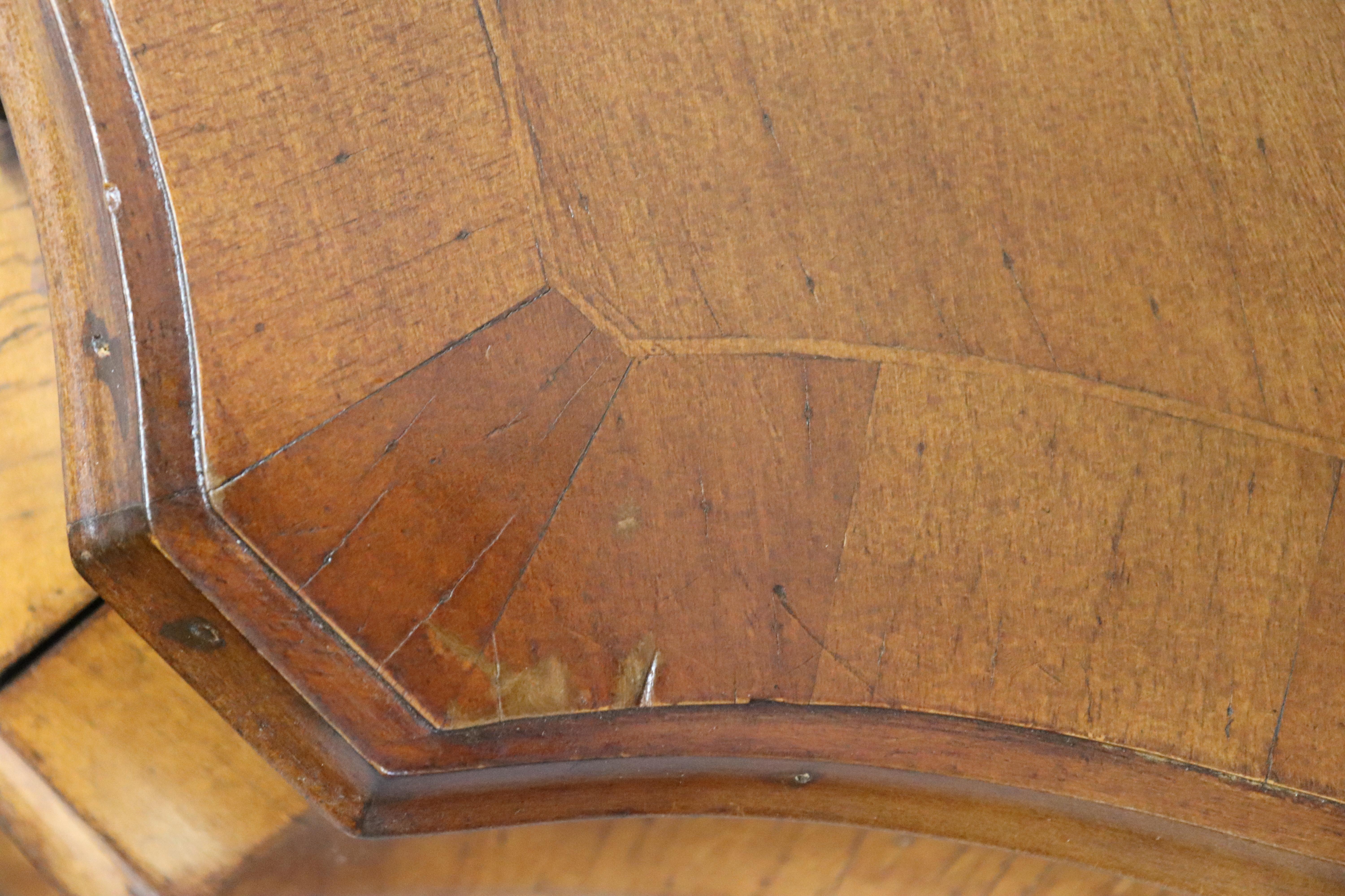 Pareja de mesillas de noche de madera de olivo veneciana italiana con forma de bomba estilo Luis XV en venta 11