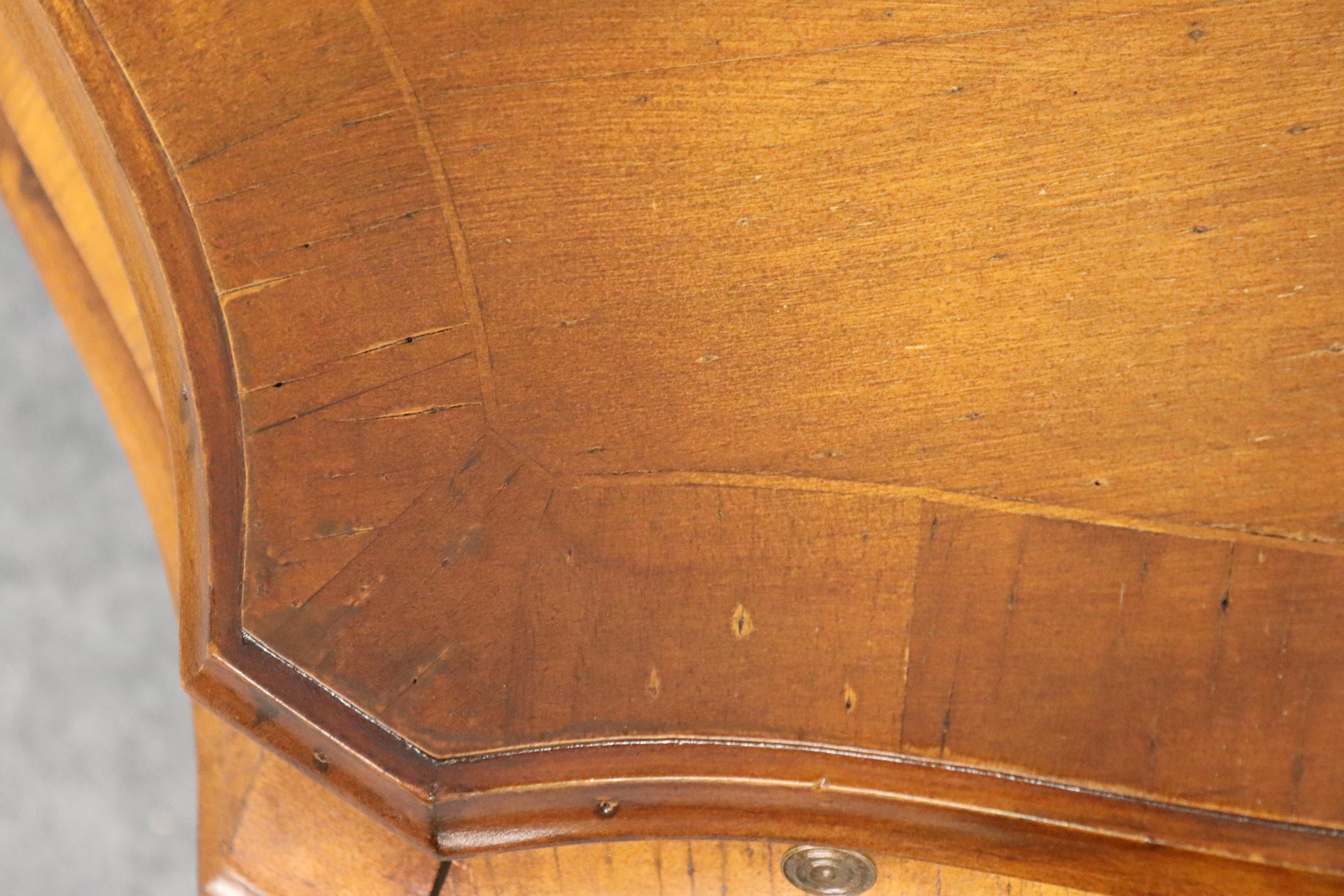 Pareja de mesillas de noche de madera de olivo veneciana italiana con forma de bomba estilo Luis XV en venta 12