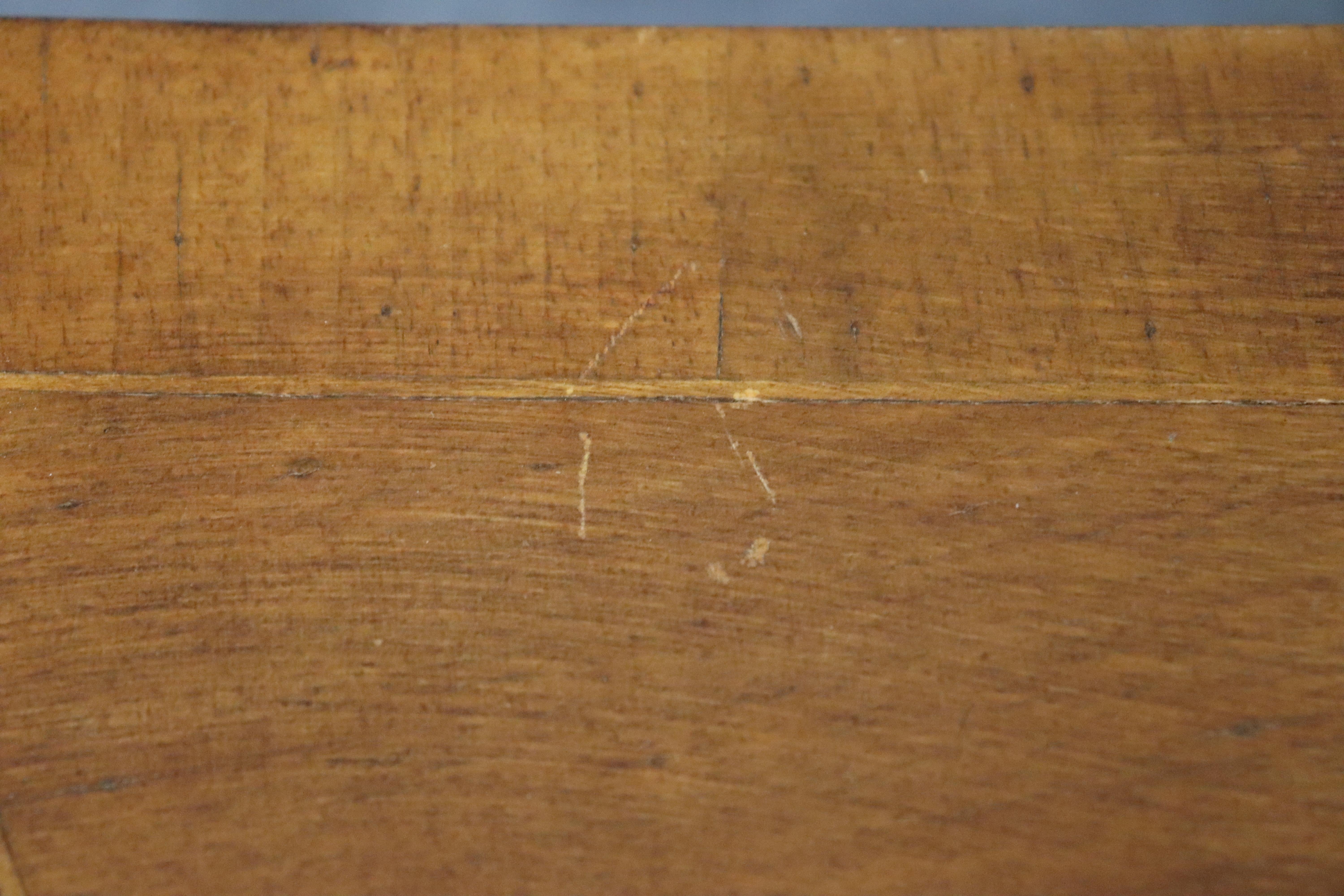 Pareja de mesillas de noche de madera de olivo veneciana italiana con forma de bomba estilo Luis XV en venta 13