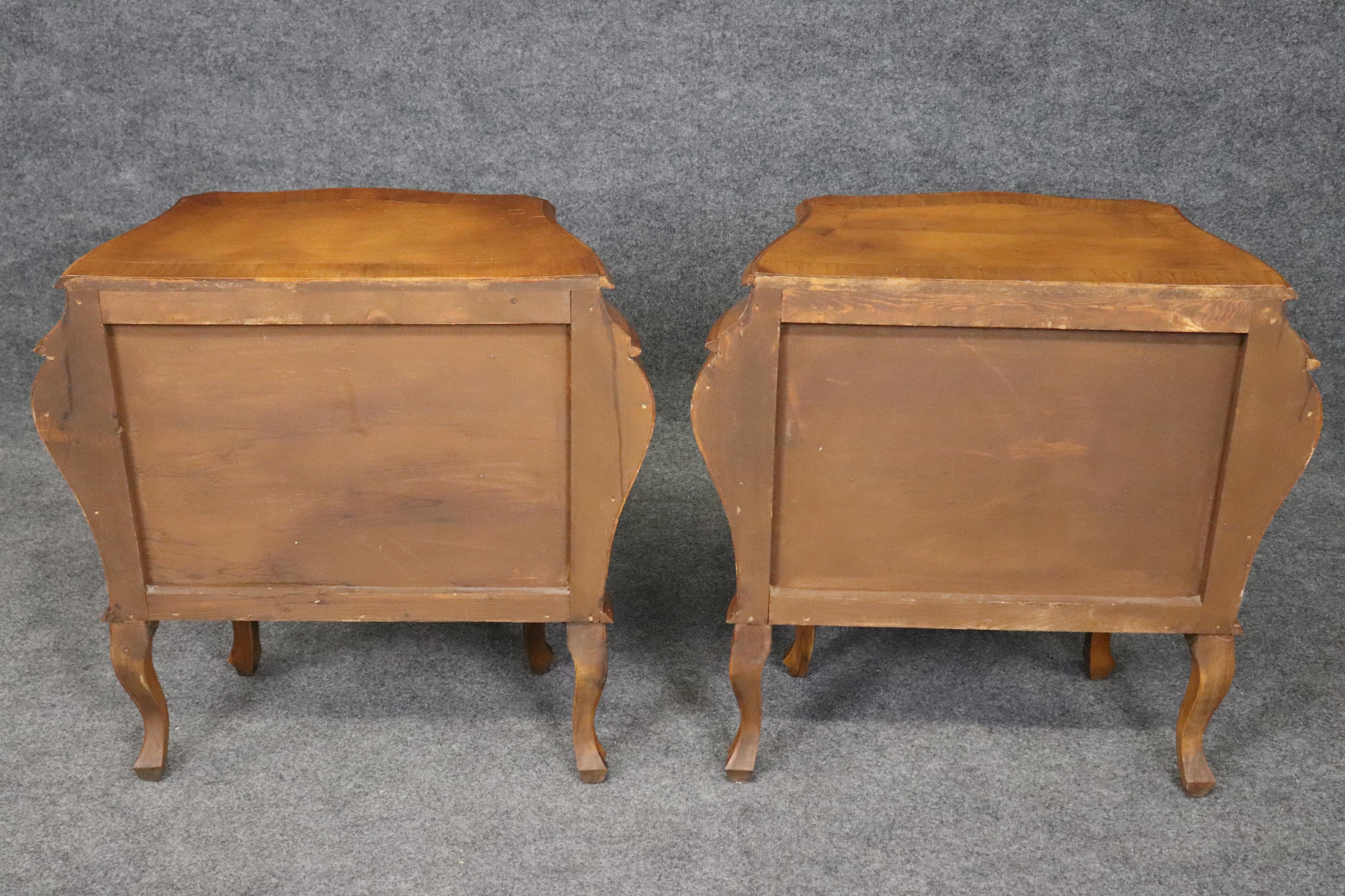 Pareja de mesillas de noche de madera de olivo veneciana italiana con forma de bomba estilo Luis XV en venta 14