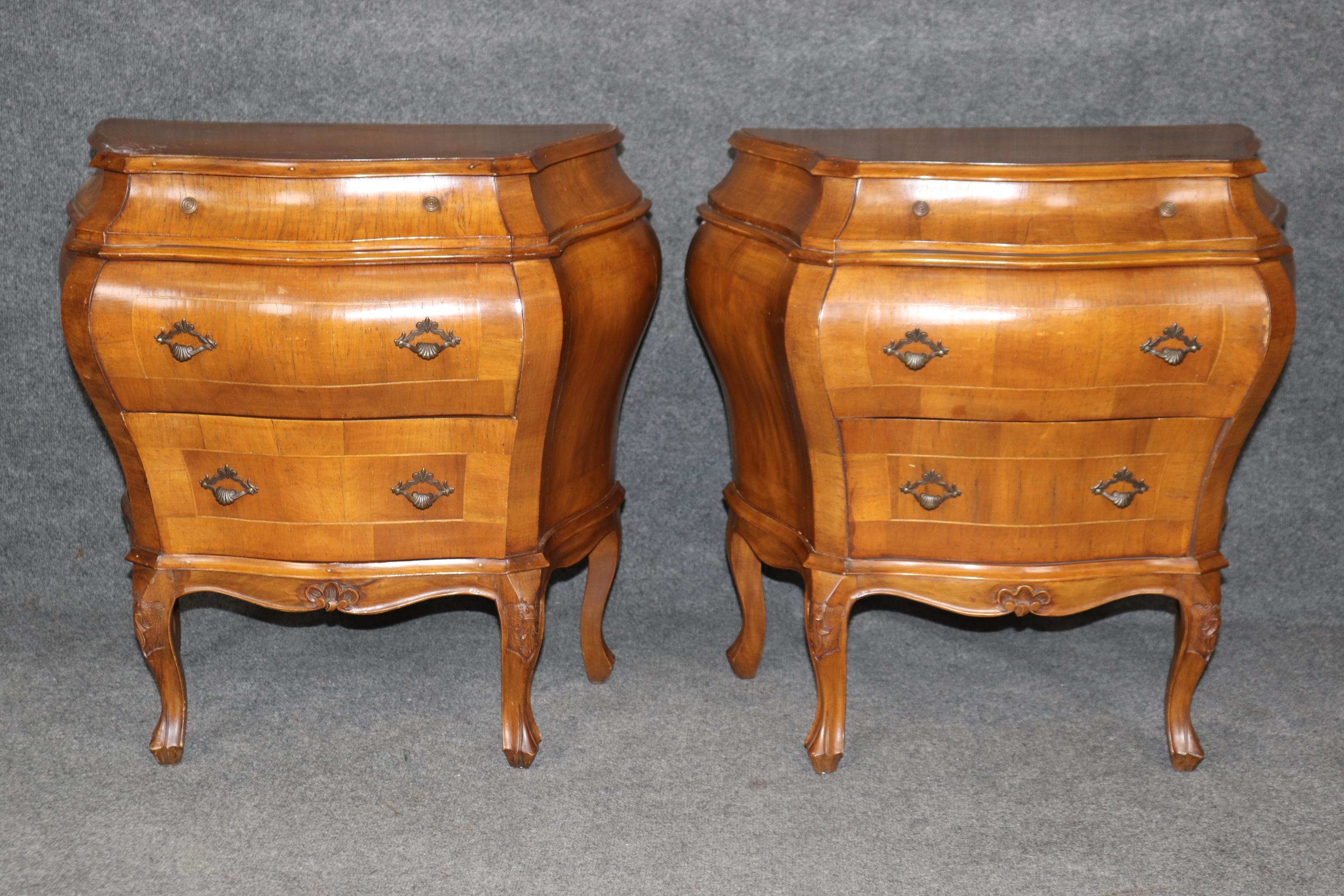Fine Pair of Italian Venetian Olivewood Bombe Form Louis XV Style Nightstands In Good Condition In Swedesboro, NJ