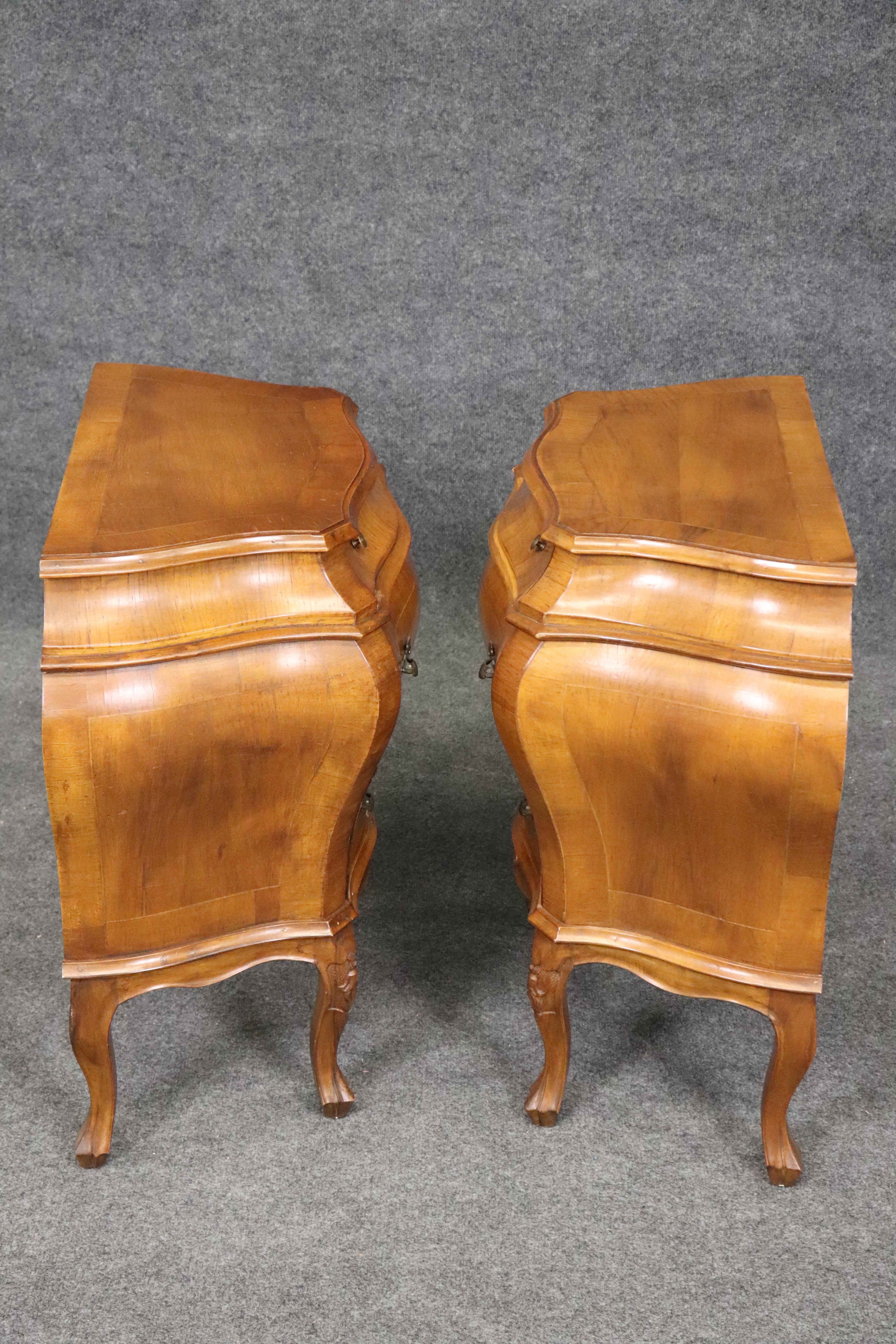 Pareja de mesillas de noche de madera de olivo veneciana italiana con forma de bomba estilo Luis XV en Bueno estado para la venta en Swedesboro, NJ