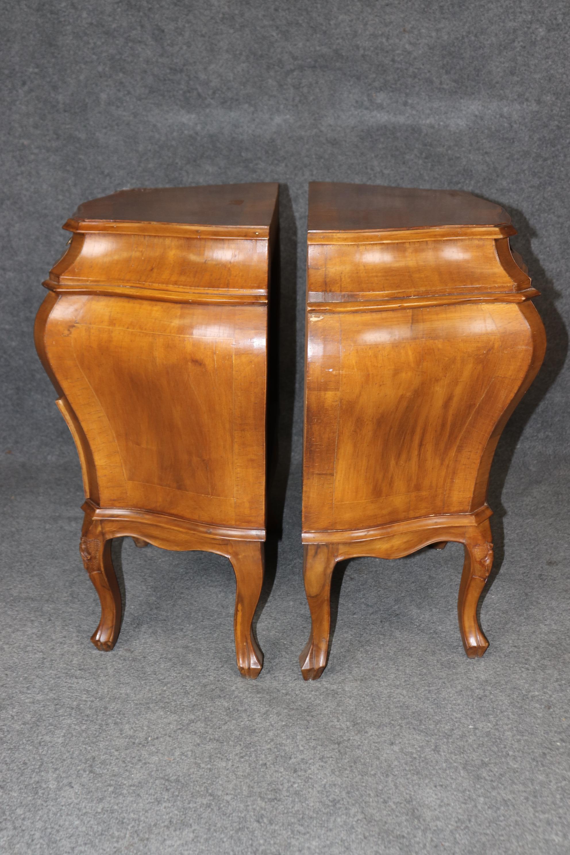 Early 20th Century Fine Pair of Italian Venetian Olivewood Bombe Form Louis XV Style Nightstands