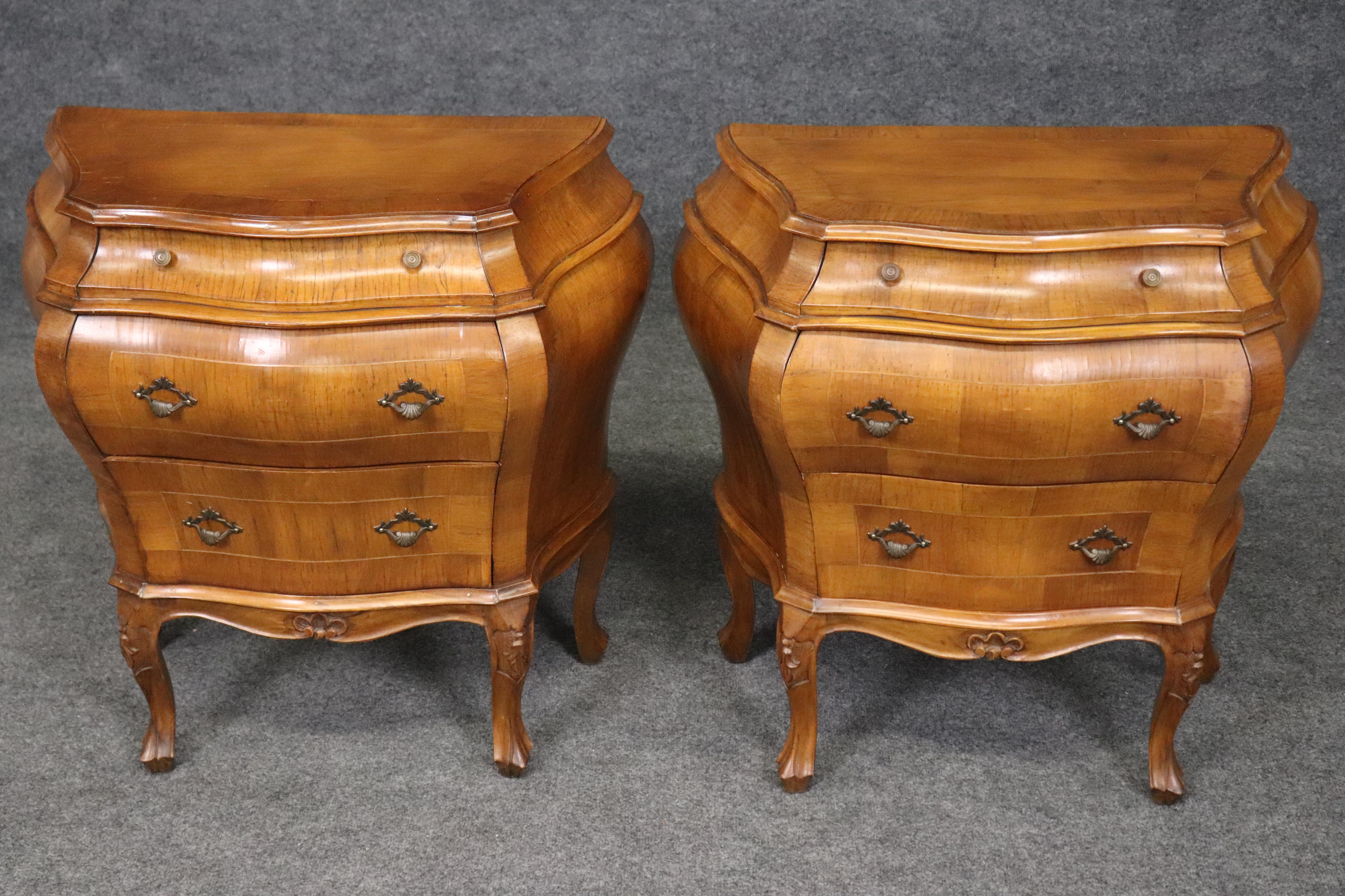 Pareja de mesillas de noche de madera de olivo veneciana italiana con forma de bomba estilo Luis XV mediados del siglo XX en venta