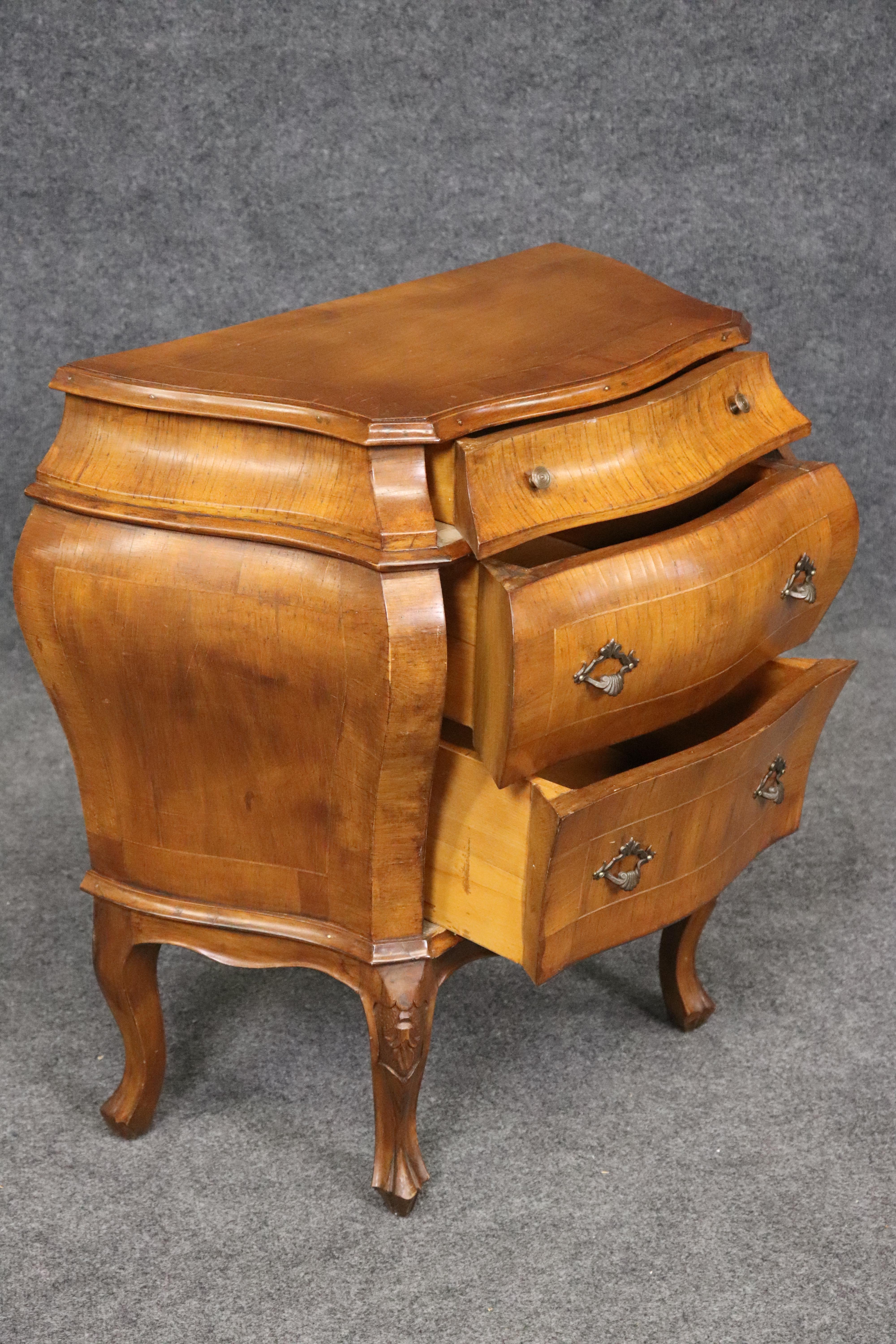 Pareja de mesillas de noche de madera de olivo veneciana italiana con forma de bomba estilo Luis XV Nogal en venta