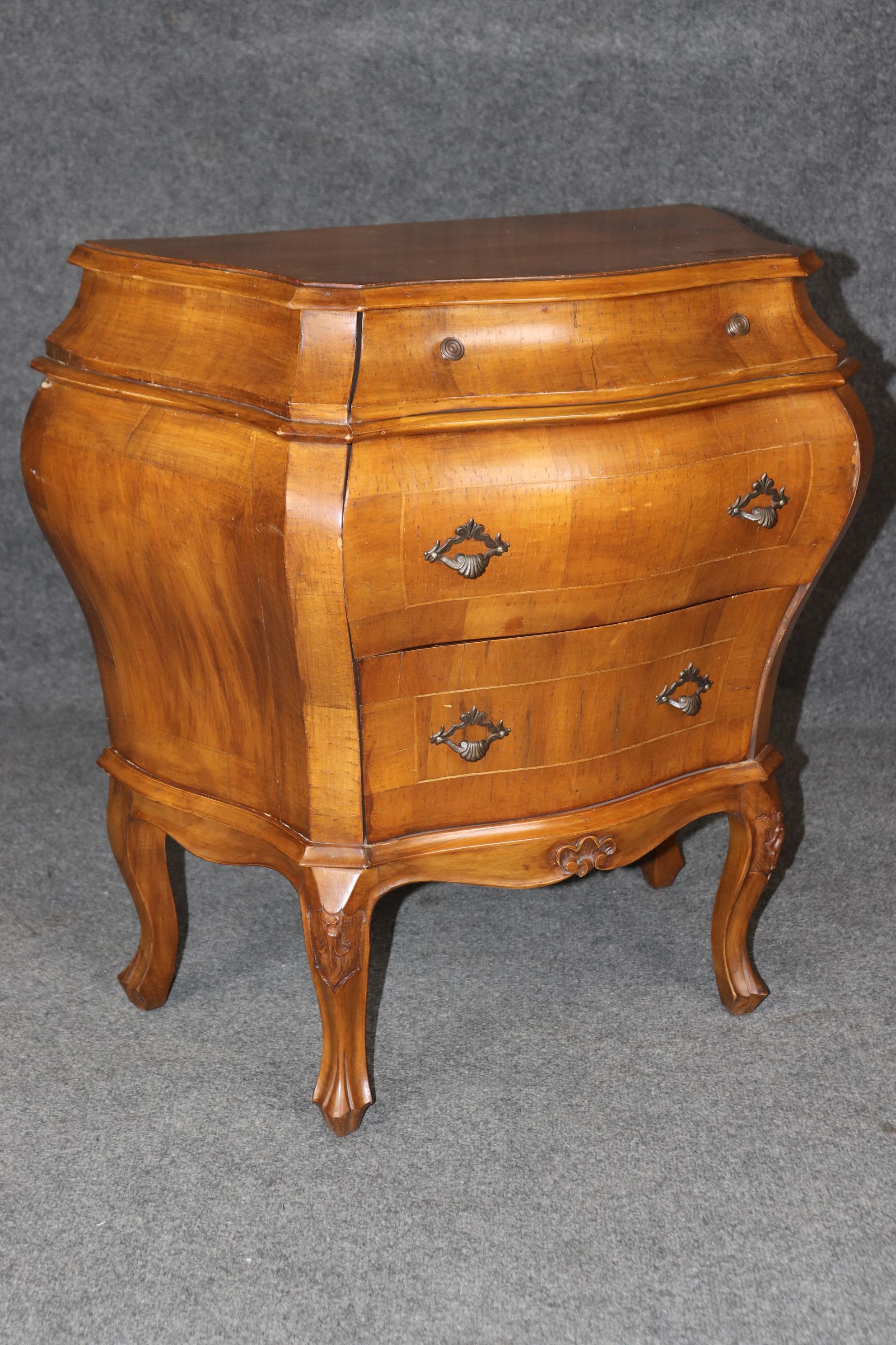 Fine Pair of Italian Venetian Olivewood Bombe Form Louis XV Style Nightstands 1