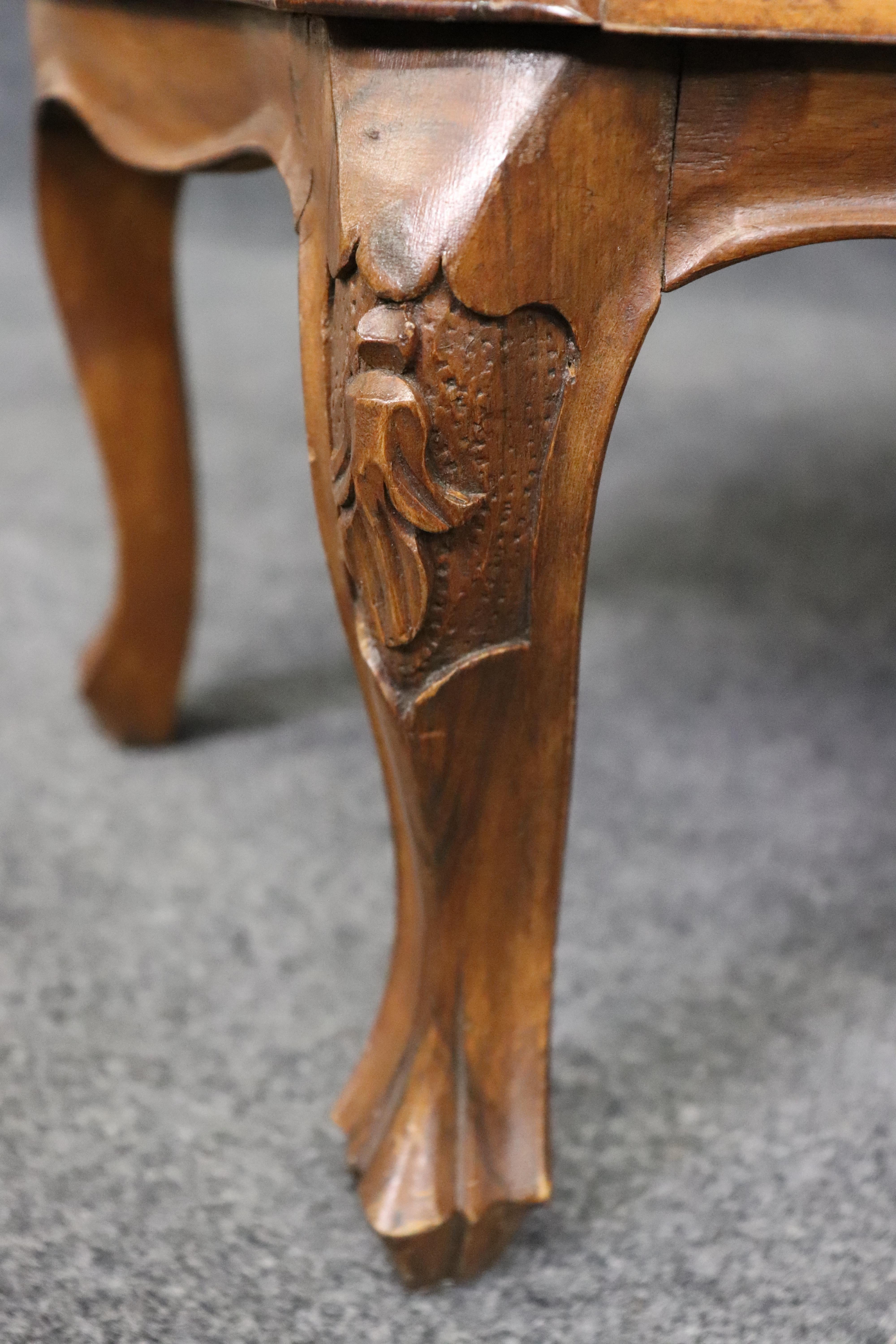 Pareja de mesillas de noche de madera de olivo veneciana italiana con forma de bomba estilo Luis XV en venta 1