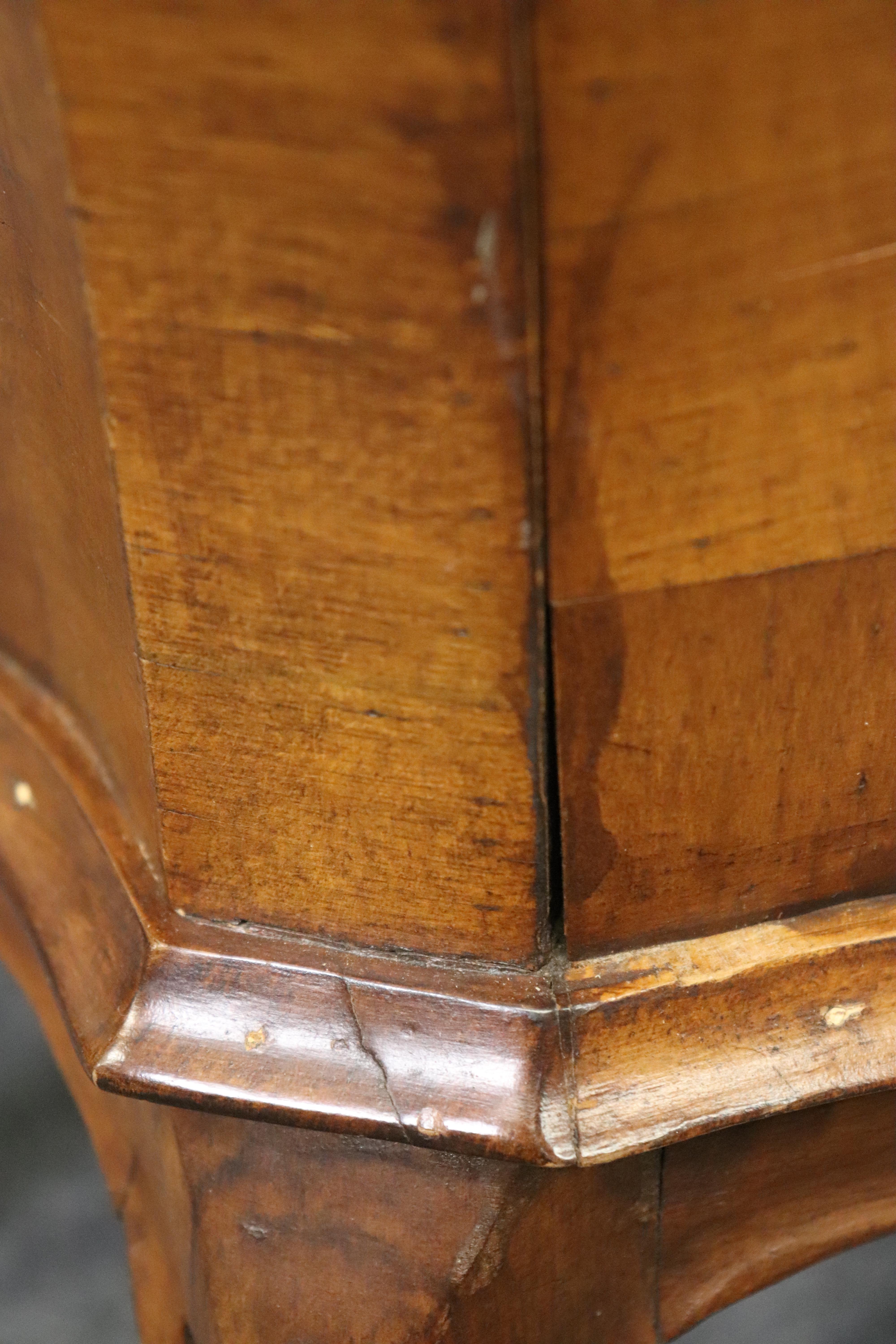 Pareja de mesillas de noche de madera de olivo veneciana italiana con forma de bomba estilo Luis XV en venta 2